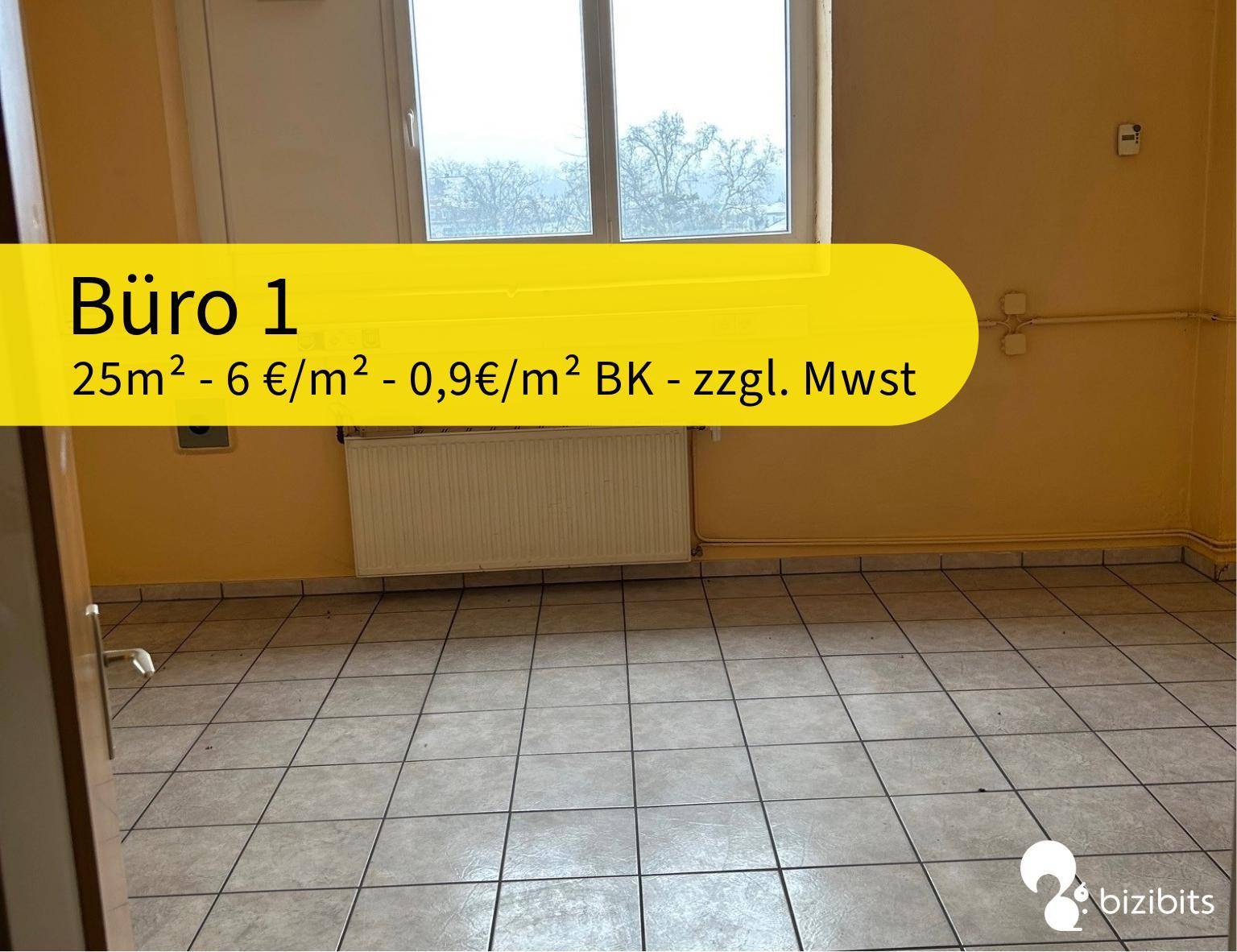 Helles Büro mit Fliesenboden und großem Fenster, ideal für konzentriertes Arbeiten.