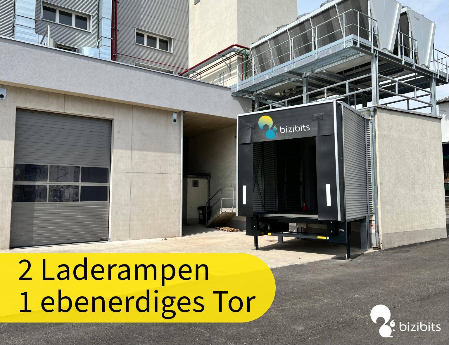 Außenansicht eines Gebäudes mit zwei Laderampen und einem ebenerdigen Tor für Logistikzwecke.
