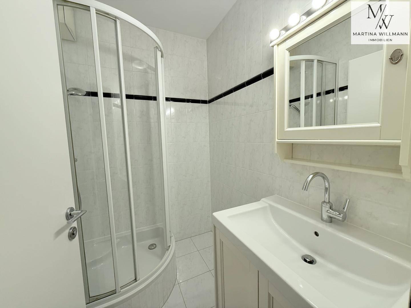 Badezimmer mit Dusche
