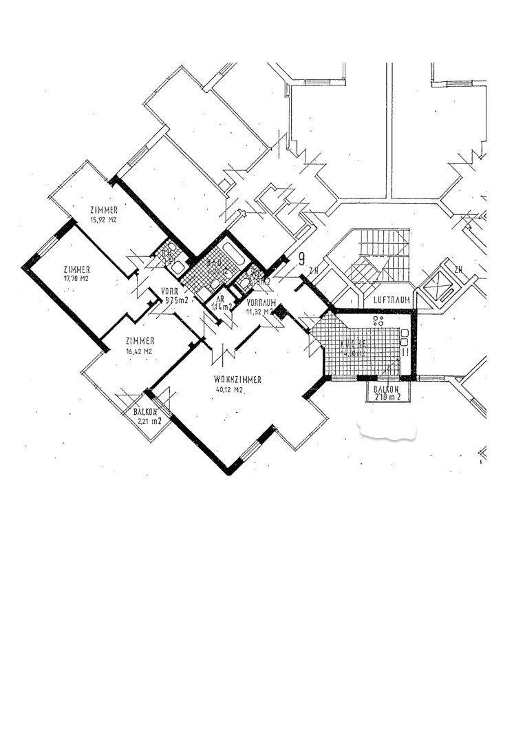 Grundrissplan einer Wohnung mit drei Schlafzimmern, einem Wohnzimmer, Bad und zwei Balkonen.