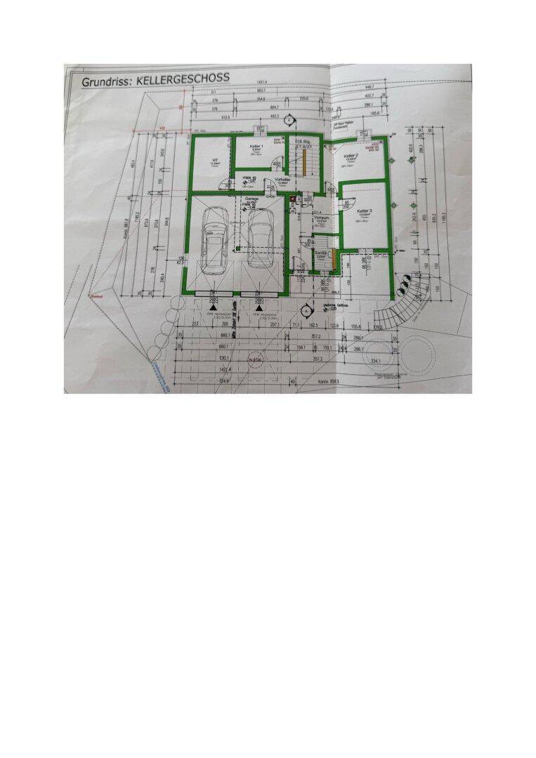 Grundriss des Kellergeschosses mit einer Doppelgarage und zusätzlichen Abstellräumen.