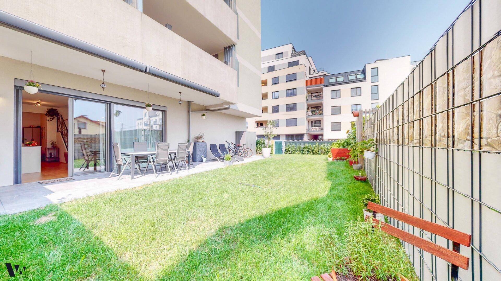 Weitläufiger Garten mit Terrasse und Sitzgelegenheiten, direkt zugänglich vom Wohnbereich.
