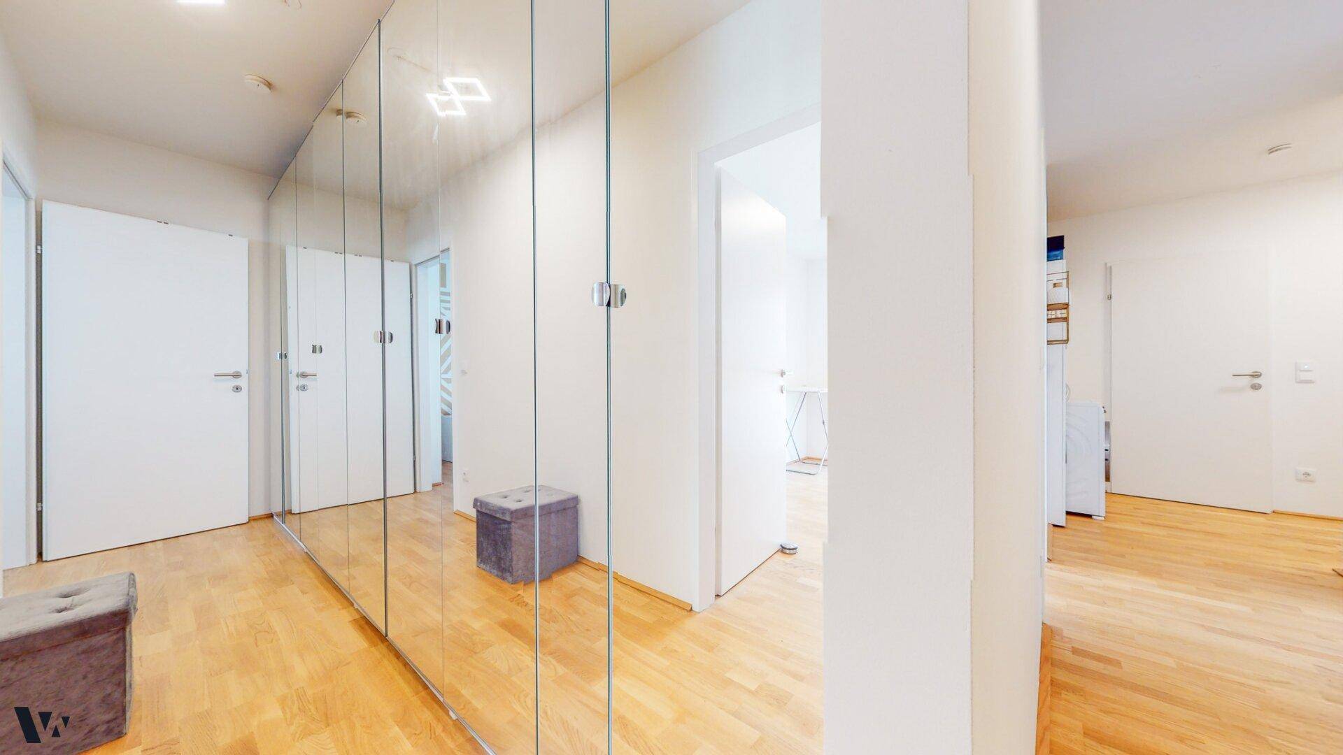 Geräumiger Flur mit großen Spiegelschränken, die den Raum optisch erweitern.
