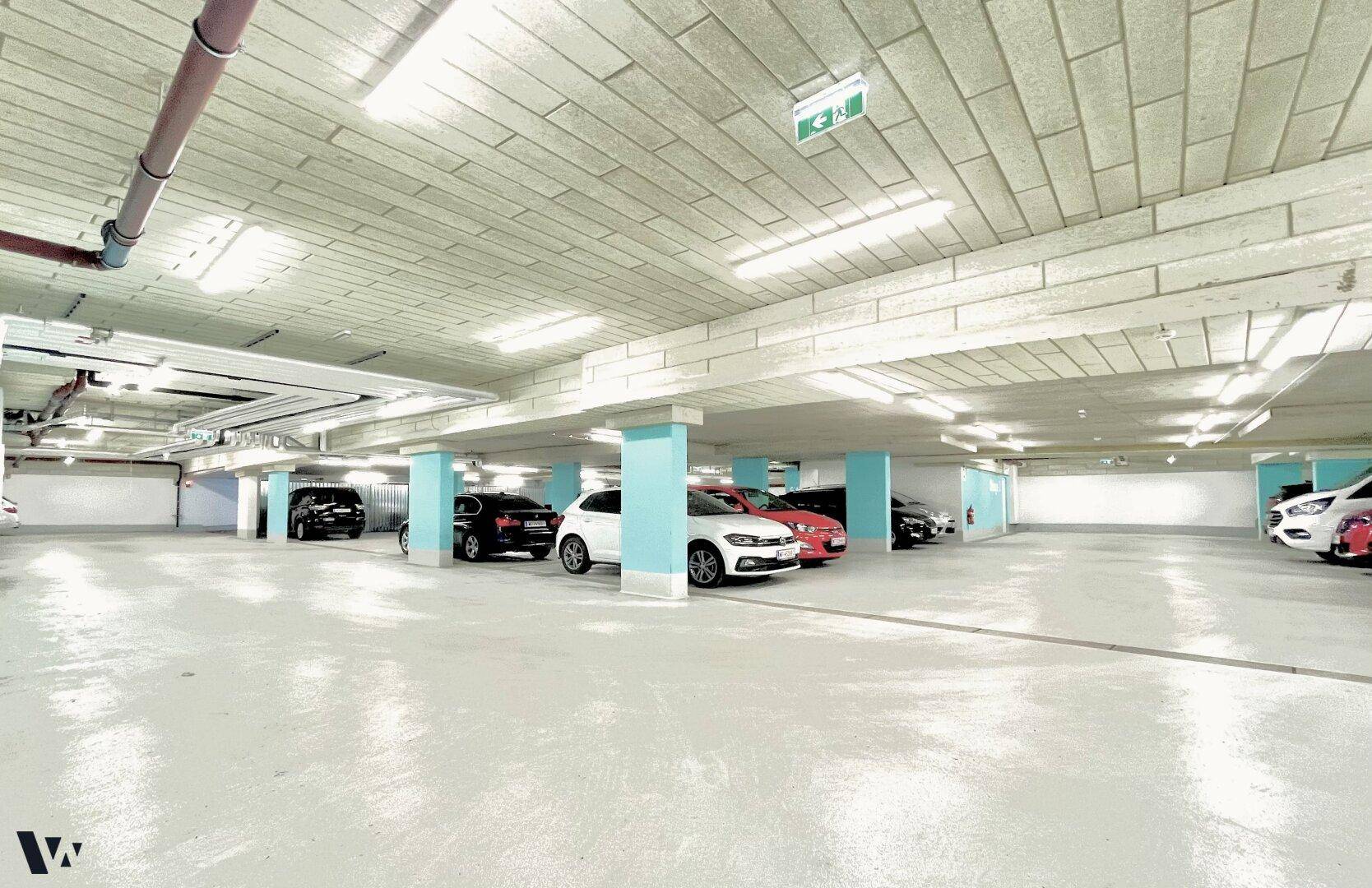 Tiefgarage mit mehreren Stellplätzen und guter Beleuchtung.
