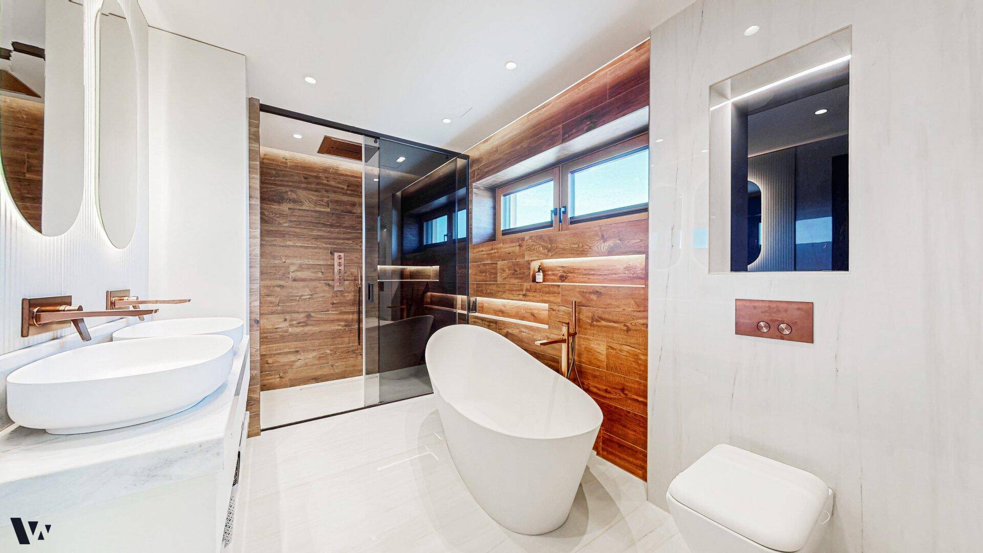 Modernes Badezimmer mit freistehender Badewanne, Doppelwaschbecken und begehbarer Dusche.