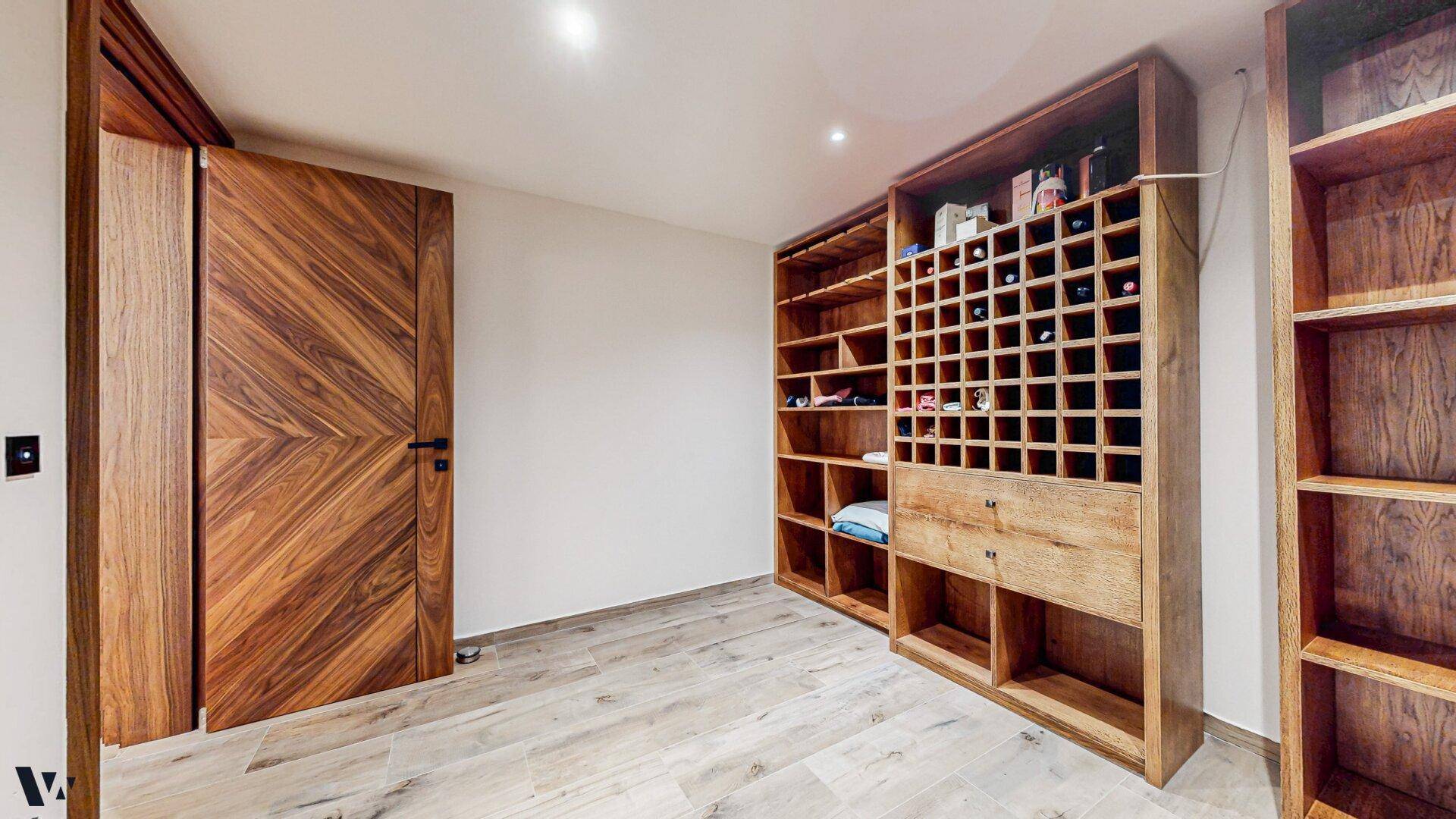 Weinlagerraum mit Holzregalen und Platz für eine umfangreiche Weinsammlung.