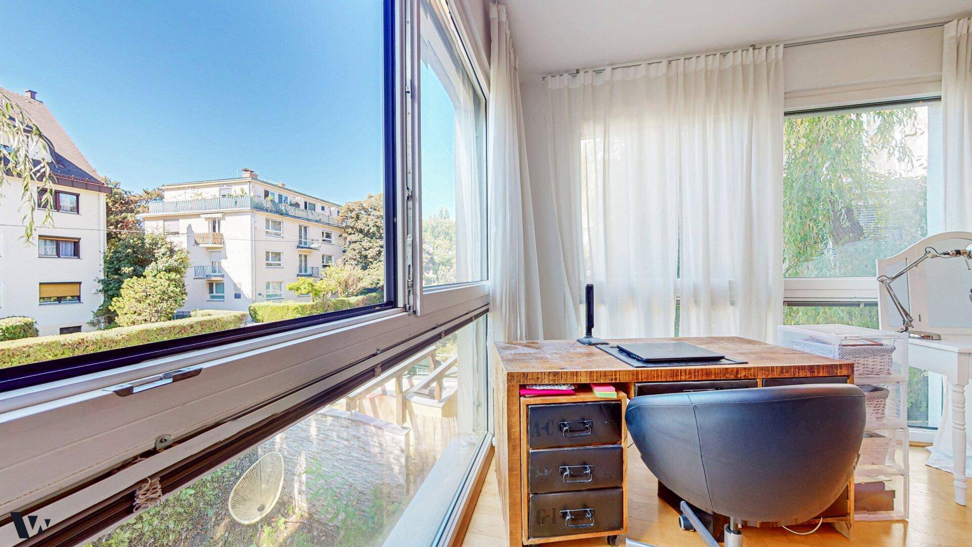 Große Fenster im Arbeitszimmer bieten einen weiten Blick auf die Umgebung und viel Tageslicht.