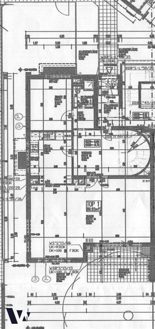 Grundriss des Erdgeschosses mit Wohnbereich, Küche und Zugang zur Terrasse.
