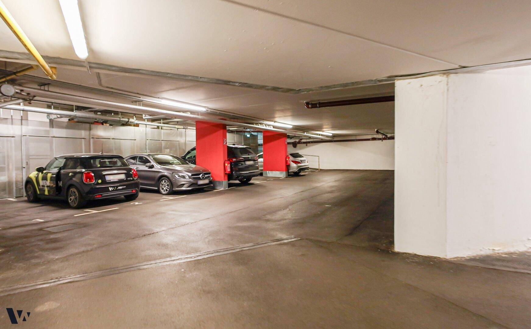 Tiefgarage mit mehreren Stellplätzen und guter Beleuchtung.