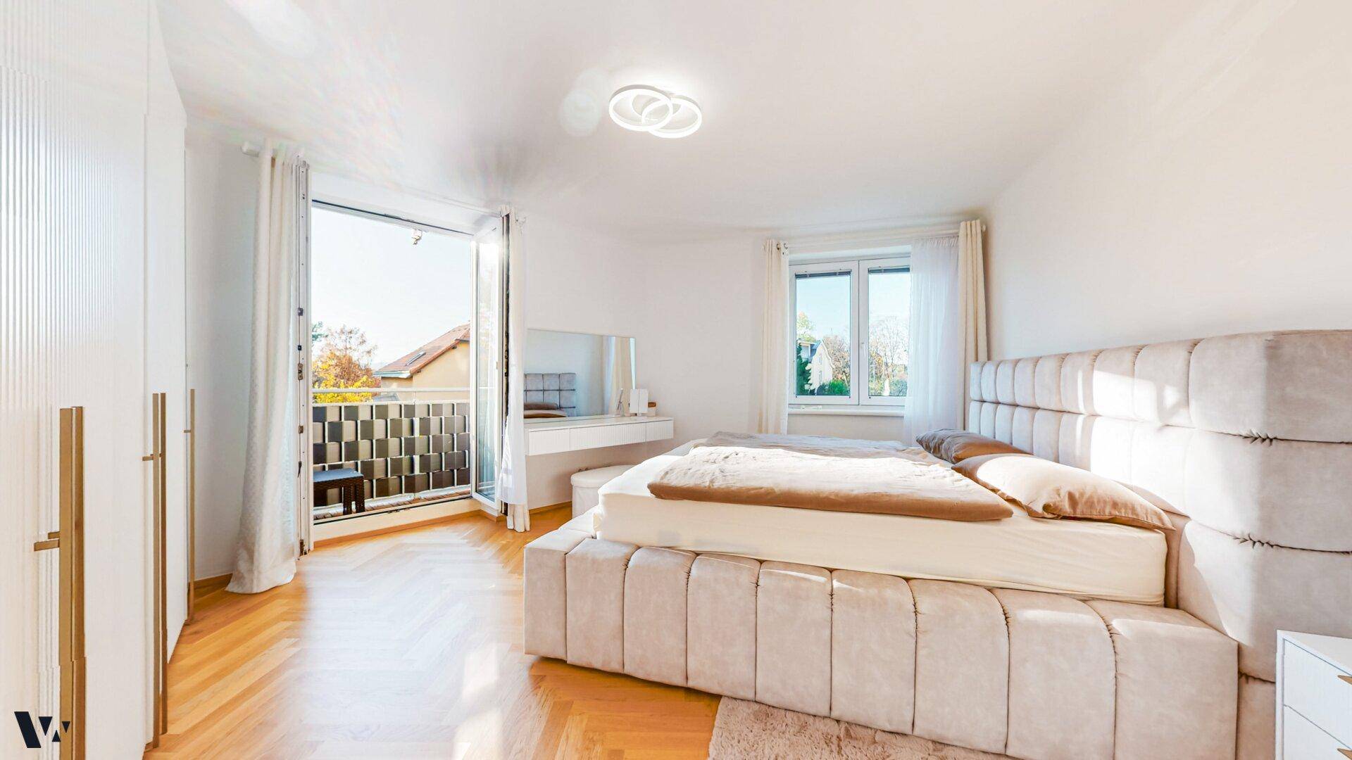 Lichtdurchflutetes Schlafzimmer mit Balkonzugang und Blick auf die Umgebung.