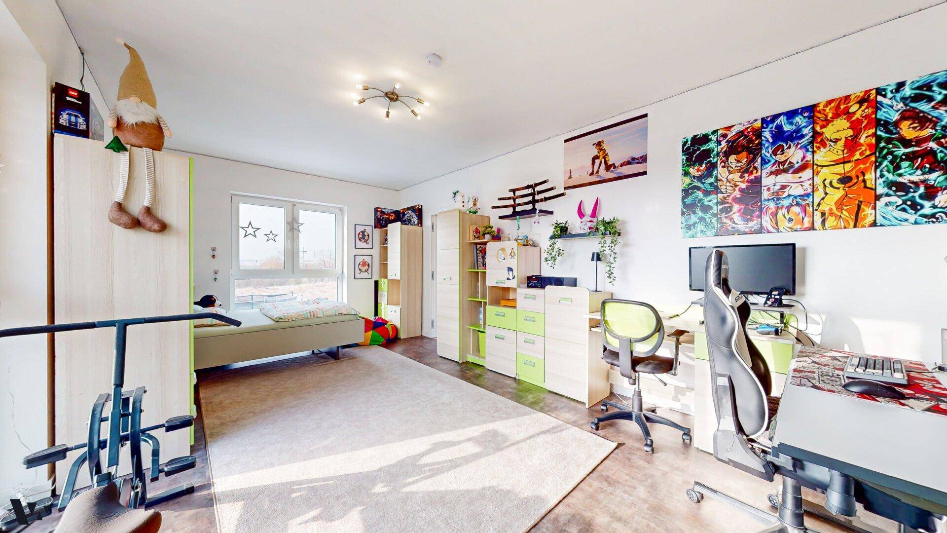 Geräumiges Kinderzimmer mit Bett, Schreibtisch und bunten Wandbildern.