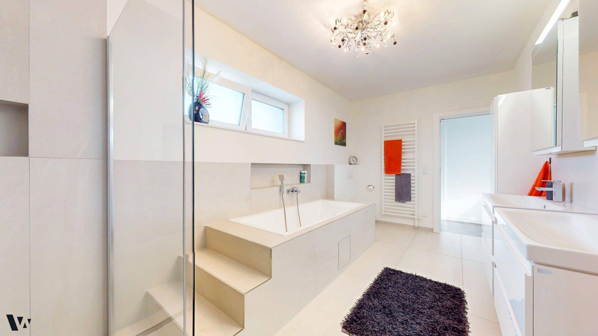 Geräumiges Badezimmer mit eingebauter Badewanne, begehbarer Dusche und modernem Design.