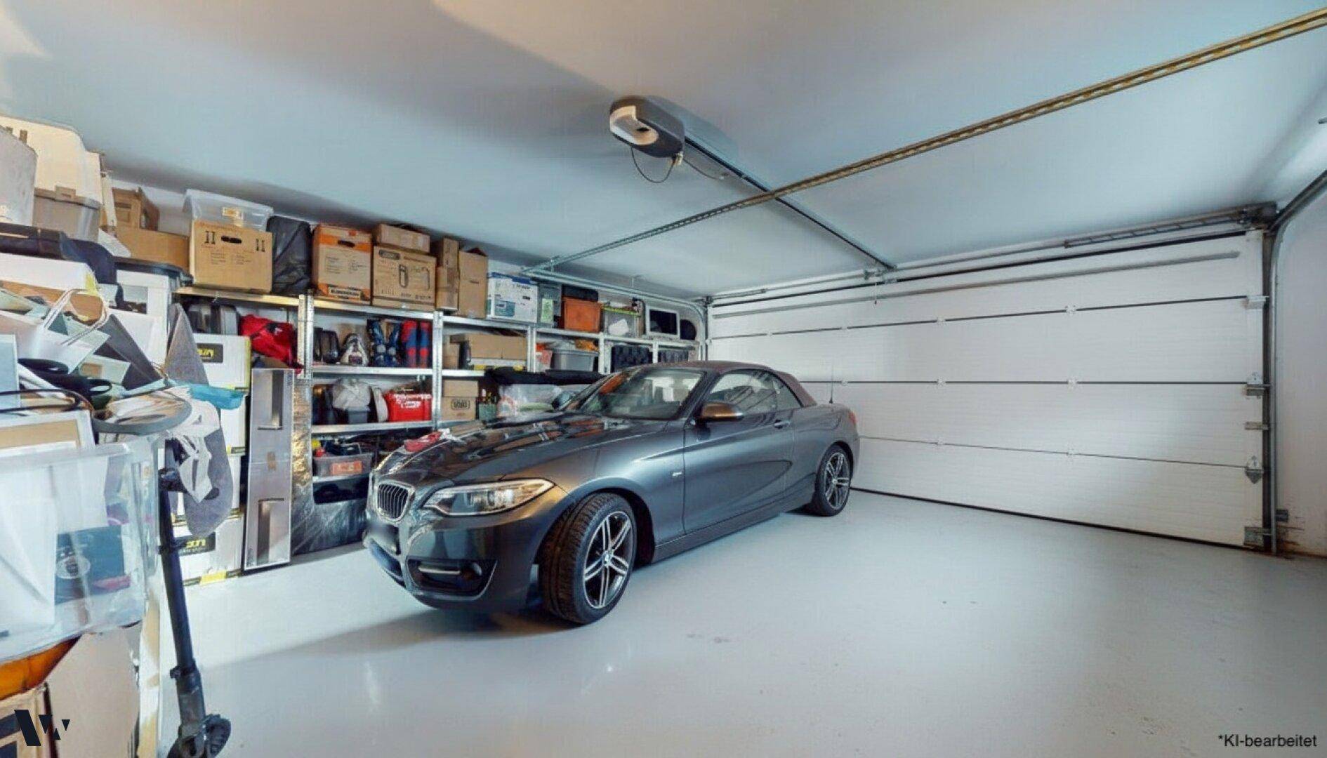 Geräumige Garage mit einem Auto und viel Stauraum an den Wänden.