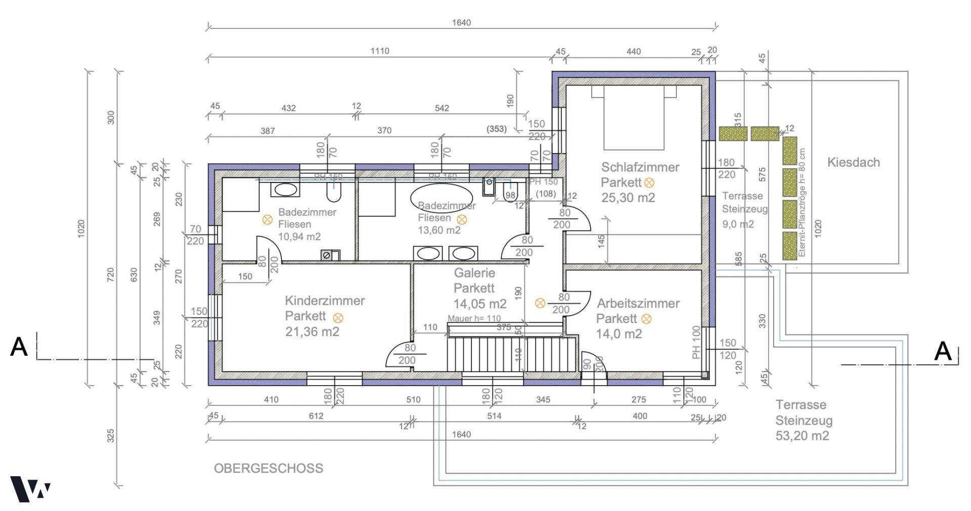 Grundriss des Obergeschosses mit Schlafzimmern, Badezimmern und Galeriebereich.