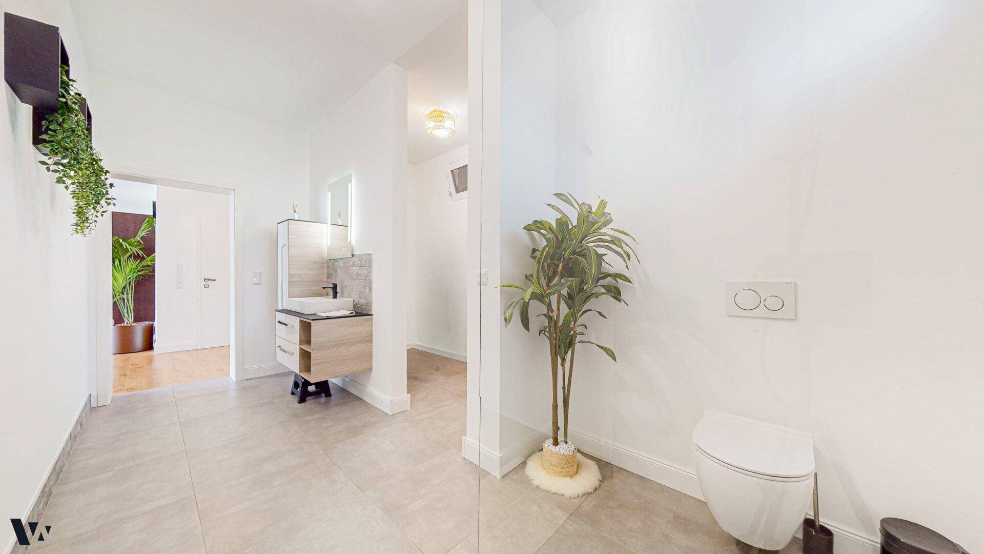 Separates WC mit Wand-WC und Waschtisch, modern und funktional gestaltet.
