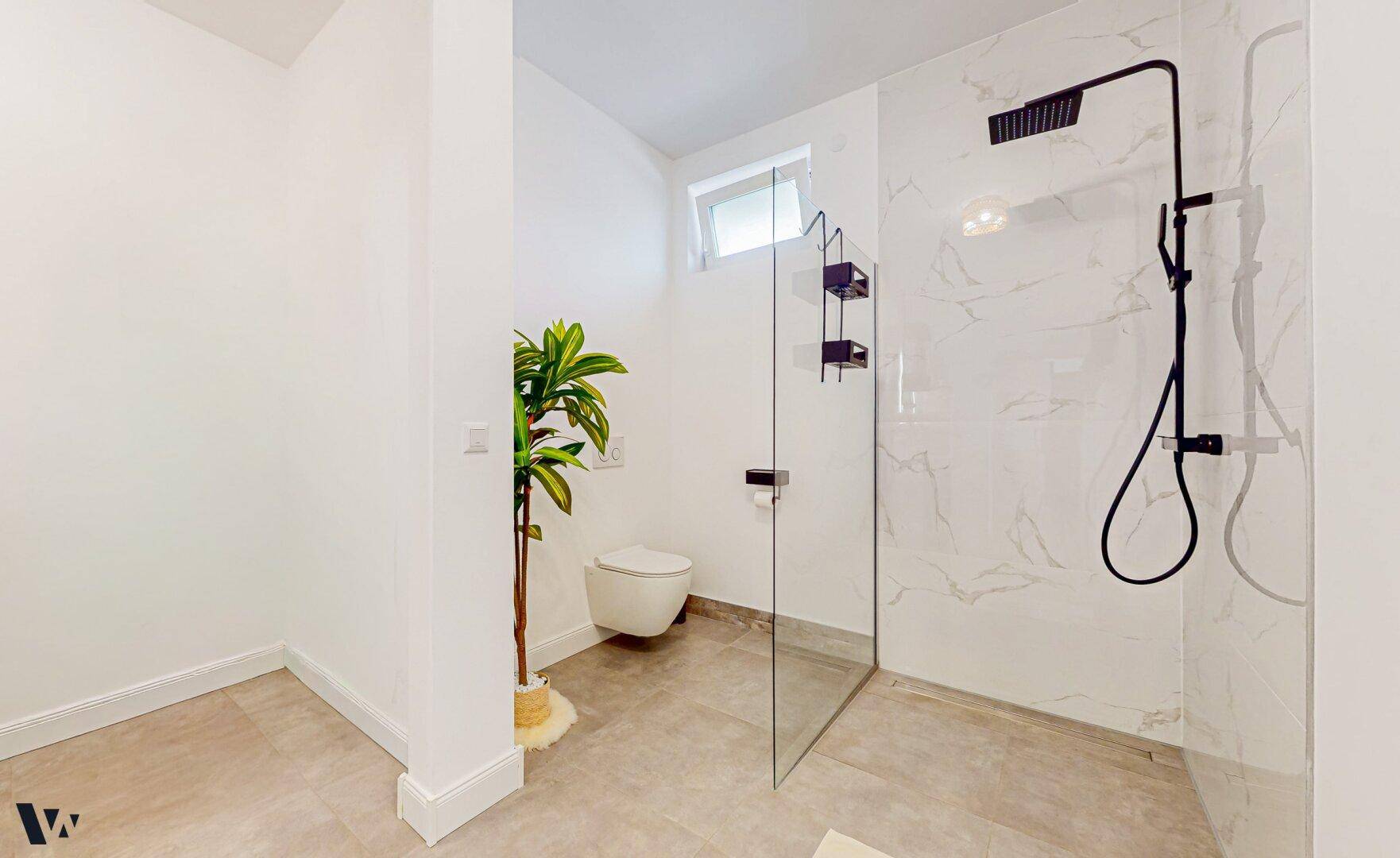 Modernes Badezimmer mit ebenerdiger Dusche, Wand-WC und großformatigen Fliesen.