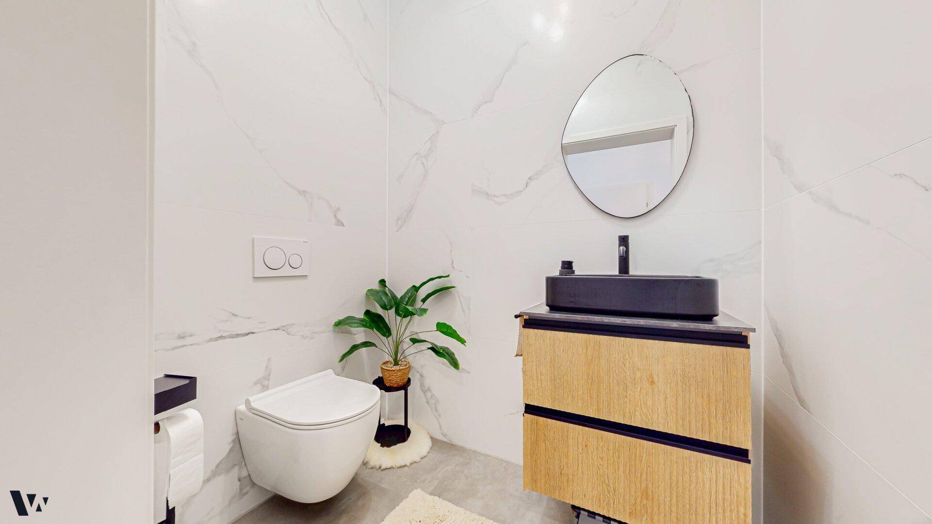 Modernes Gäste-WC mit schwarzem Aufsatzwaschbecken und Wand-WC.
