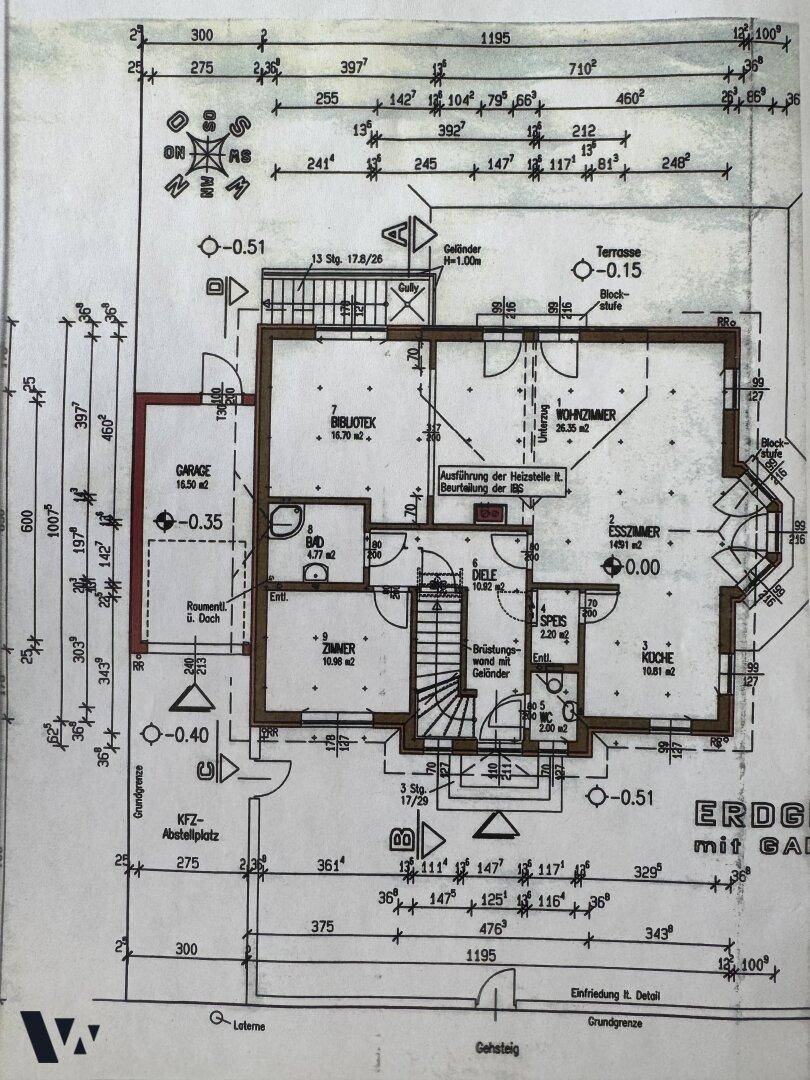 Grundriss des Erdgeschosses mit Wohnzimmer, Esszimmer, Küche und Terrasse.
