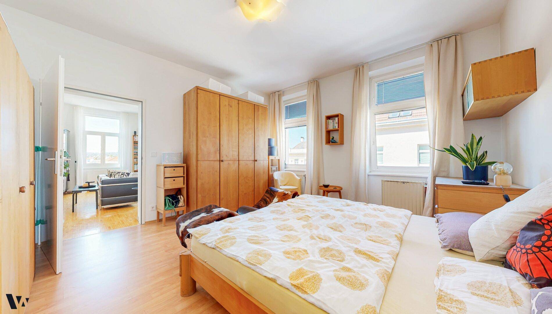 Geräumiges Schlafzimmer mit Holzboden und großen Kleiderschränken, die viel Stauraum bieten.