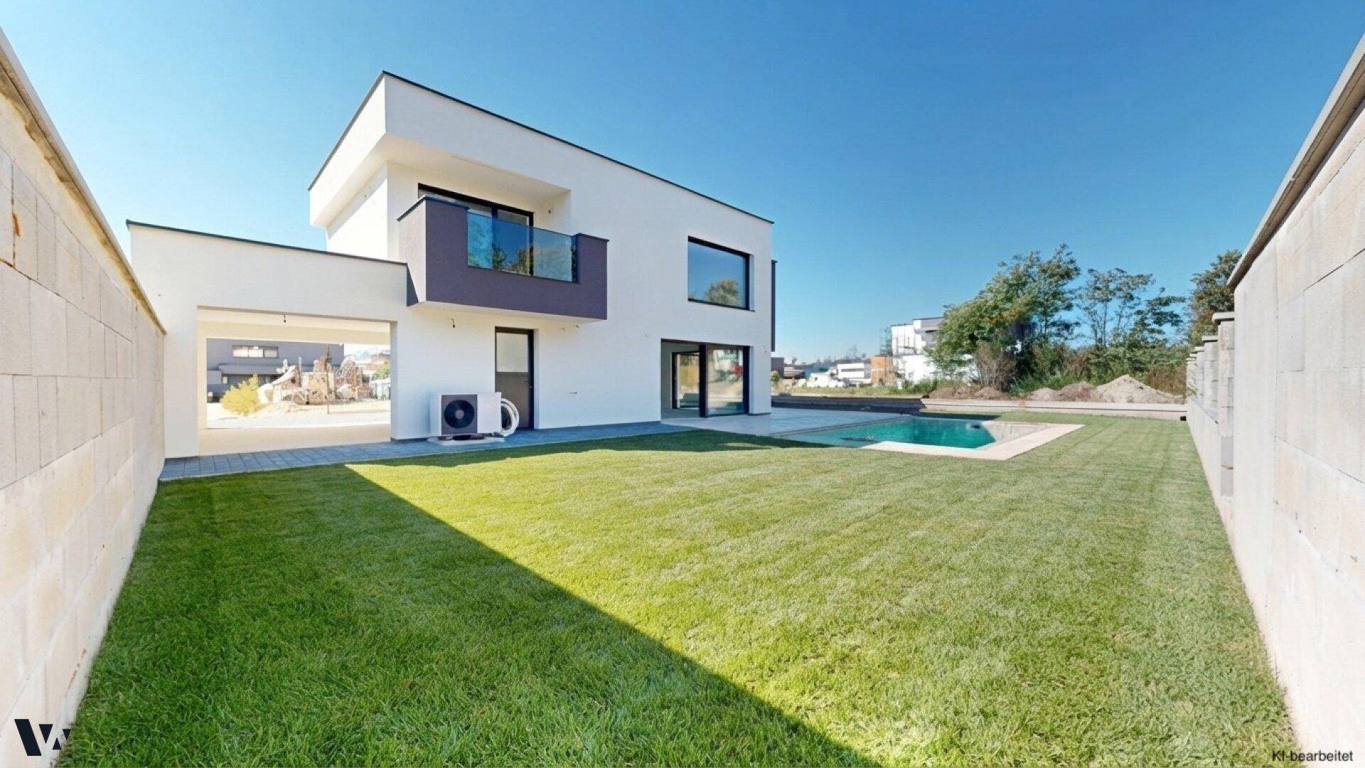 Moderne Villa mit großem Garten, Swimmingpool und überdachtem Parkplatz unter blauem Himmel.