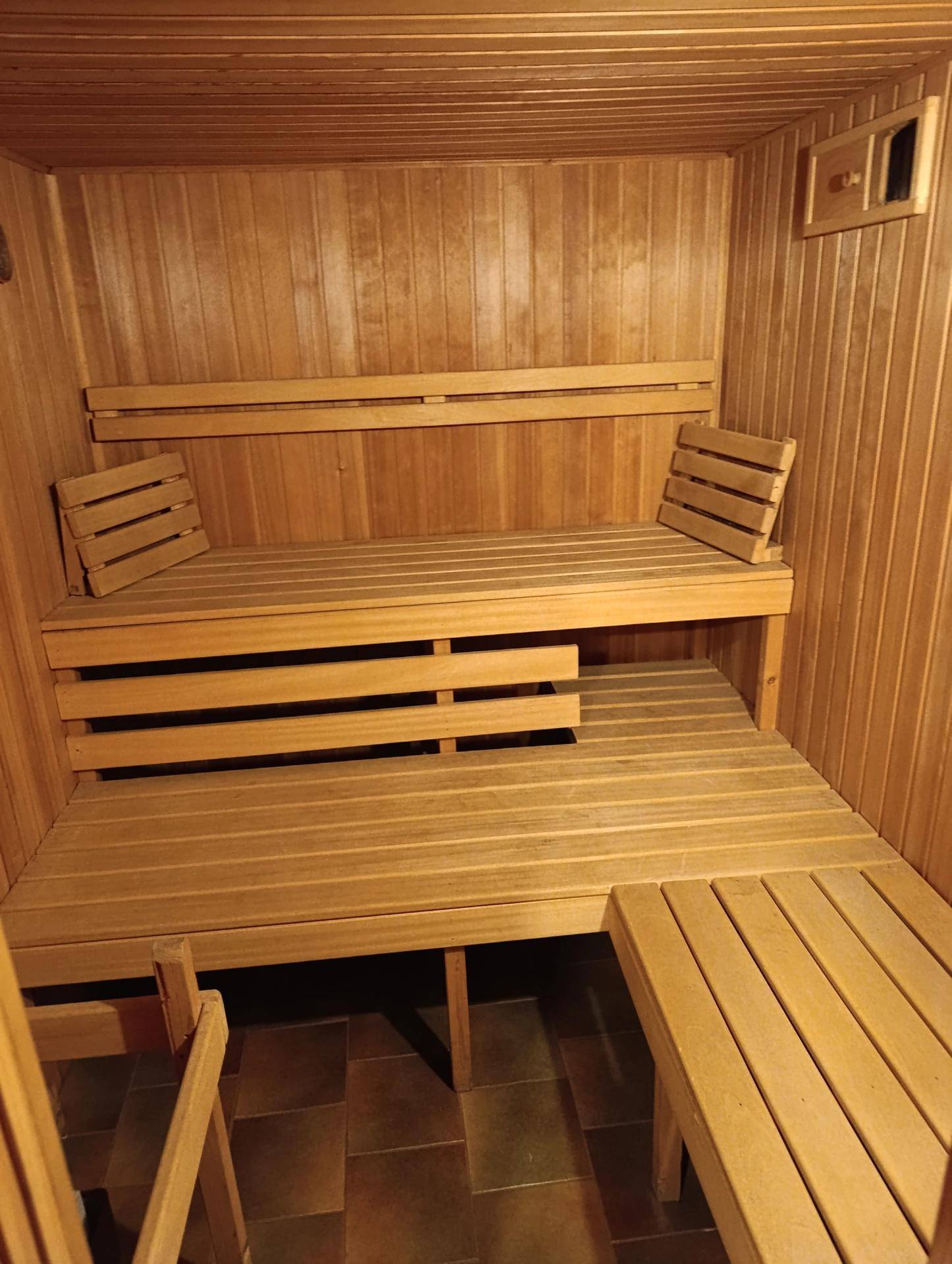 Traditionelle Holzsauna mit mehreren Bänken für Entspannung und Wellness.