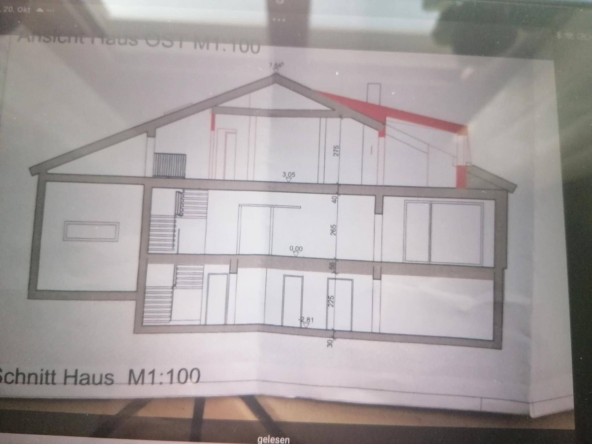 Schnittansicht des Hauses zeigt die vertikale Struktur über mehrere Etagen und das Dach.