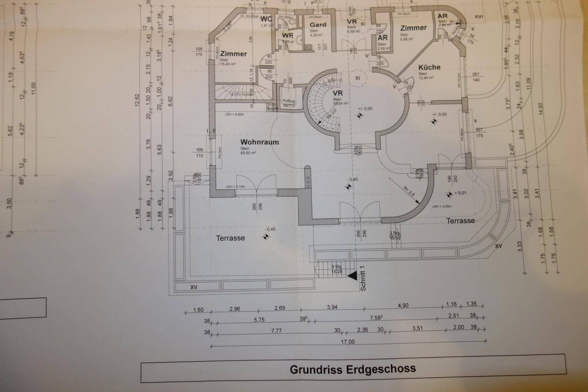Grundriss des Erdgeschosses mit Wohnraum, Küche und zwei Terrassen.