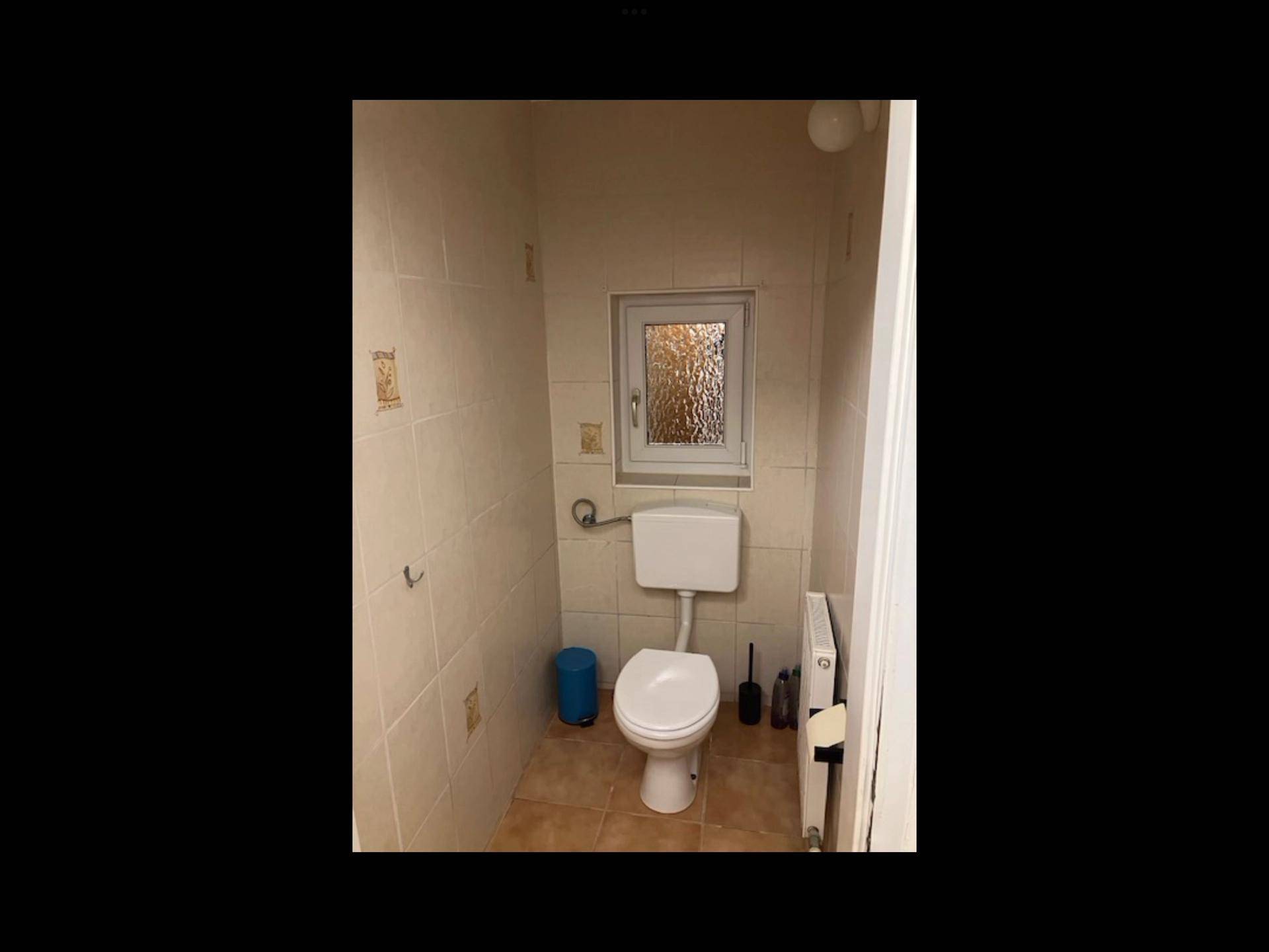 Badezimmer mit Badewanne, Waschbecken und Fliesen, funktional und hell.