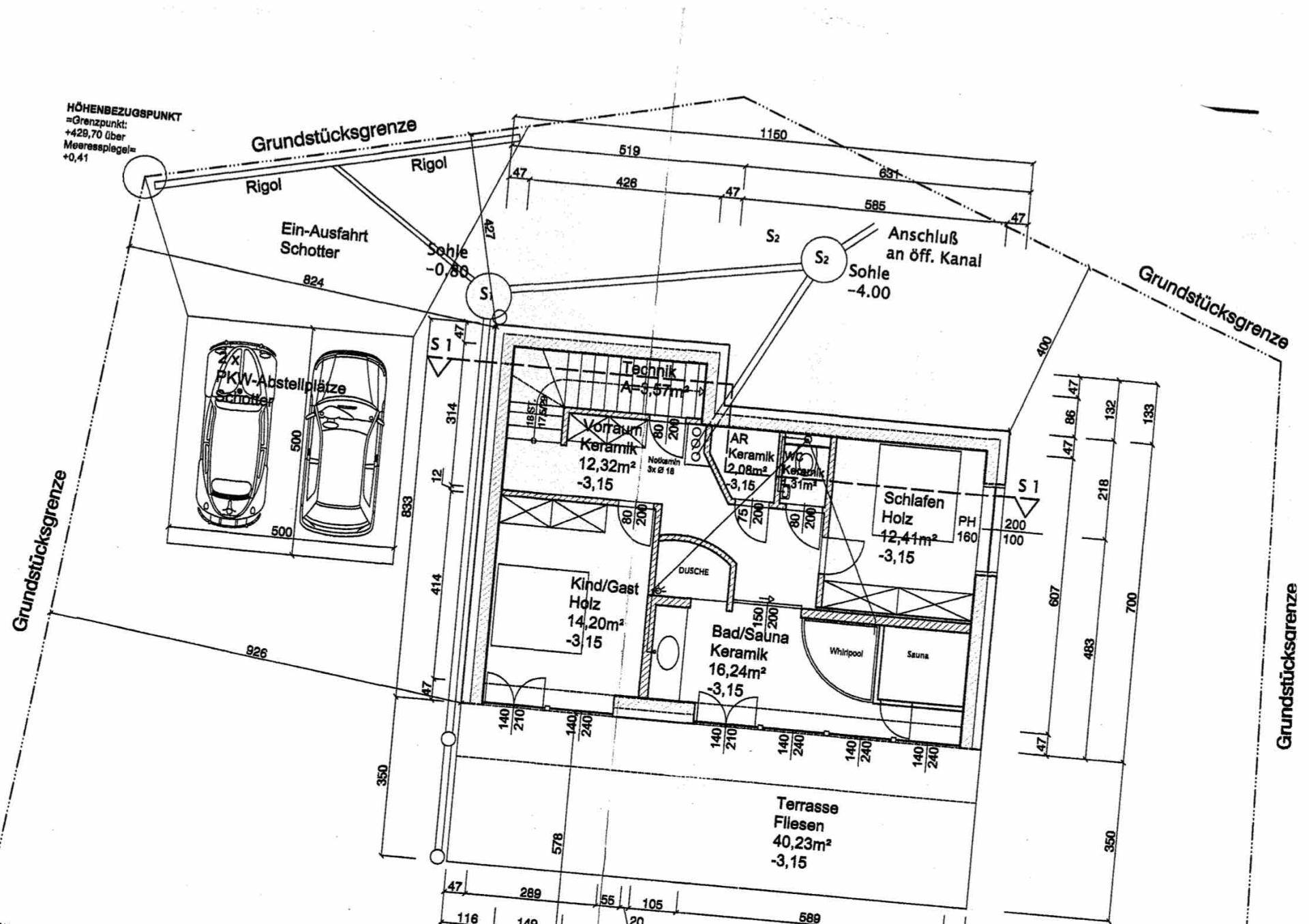 Grundriss des Obergeschosses mit Schlafzimmern, Bad mit Sauna und Zugang zu einer weiteren Terrasse.