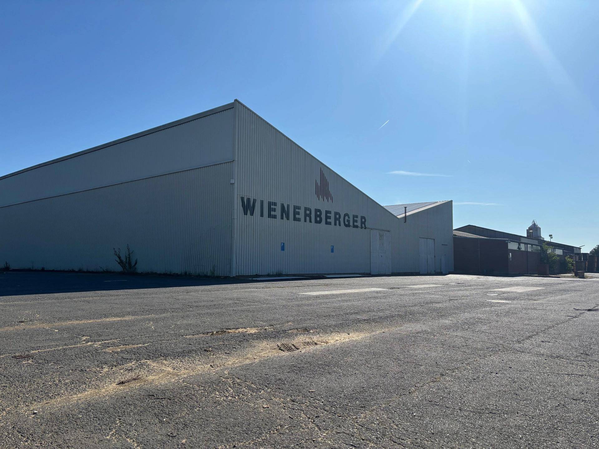 Halle_Wienerberger_außen.jpg