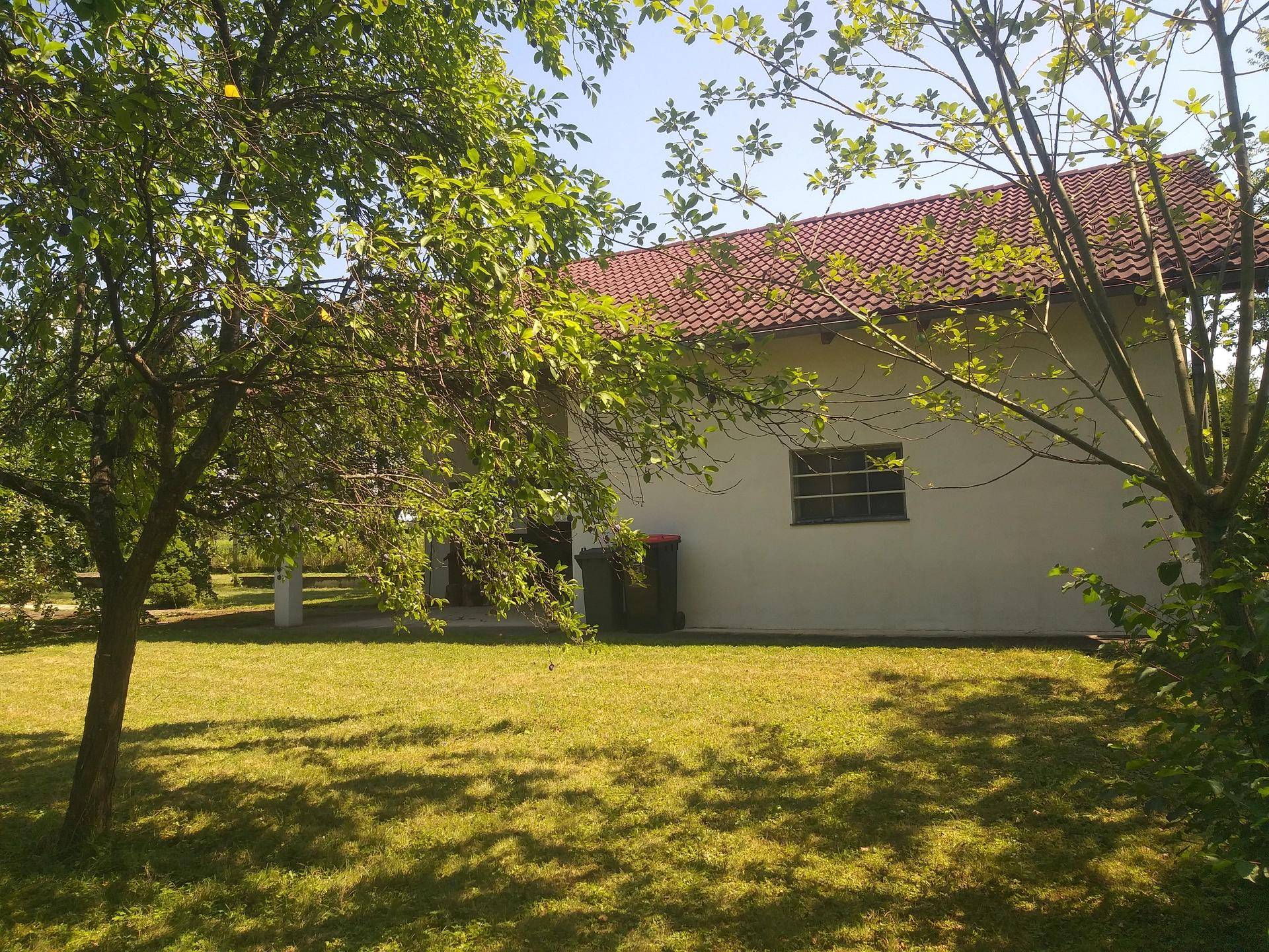 Nebengebäude mit Garage