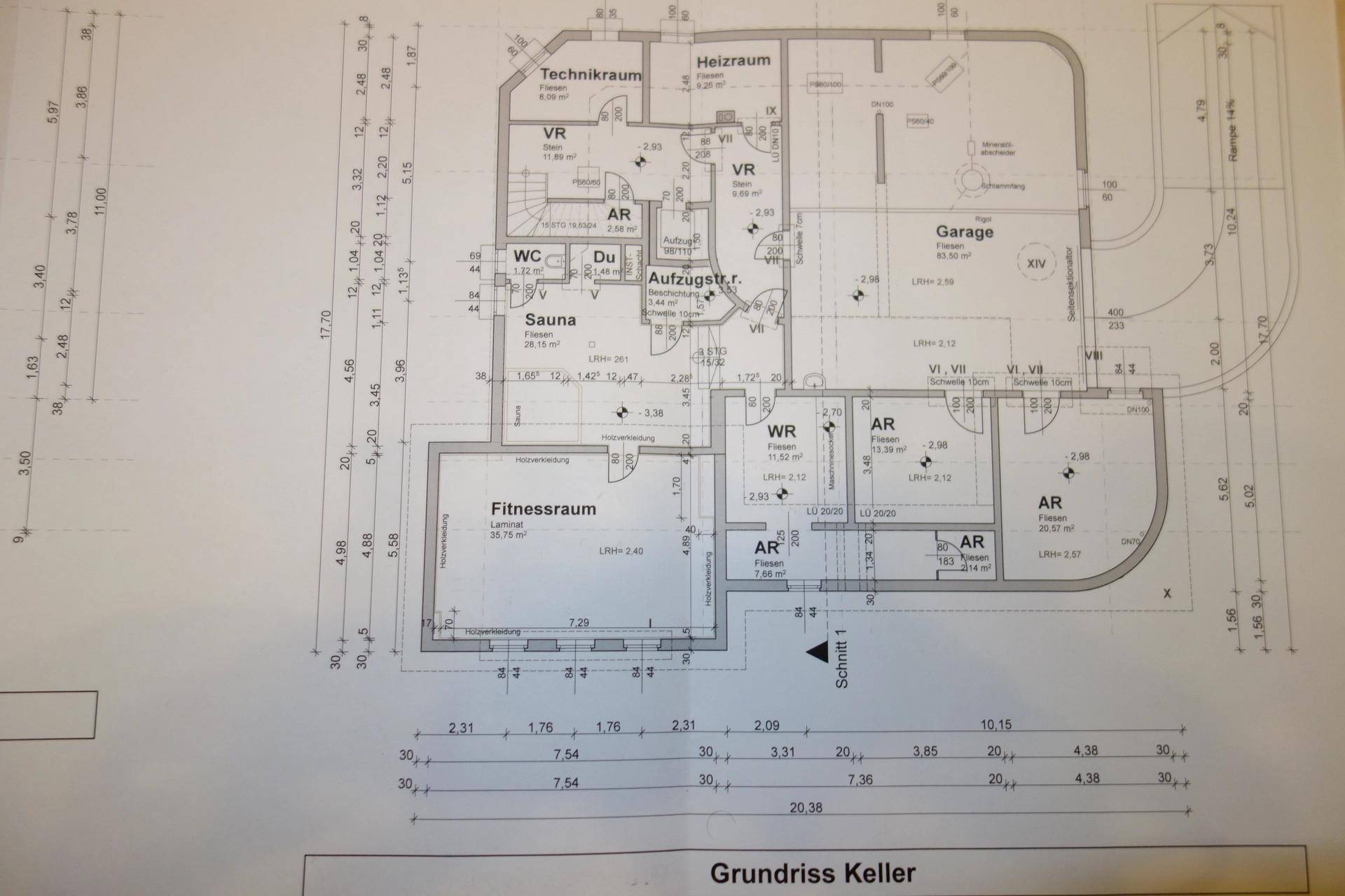 Grundriss des Kellers mit Fitnessraum, Sauna, Heizraum und Garage.