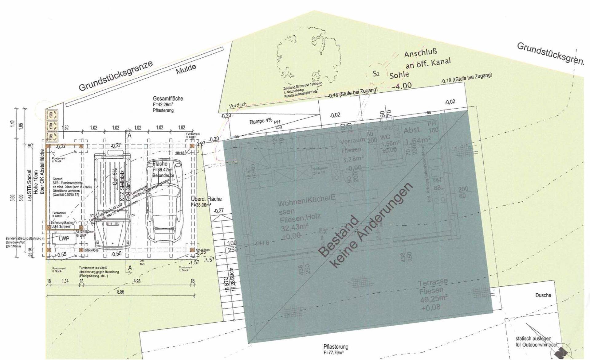Gesamtübersicht des Grundstücks mit eingezeichnetem Gebäude, Parkplätzen und Terrassenbereichen.