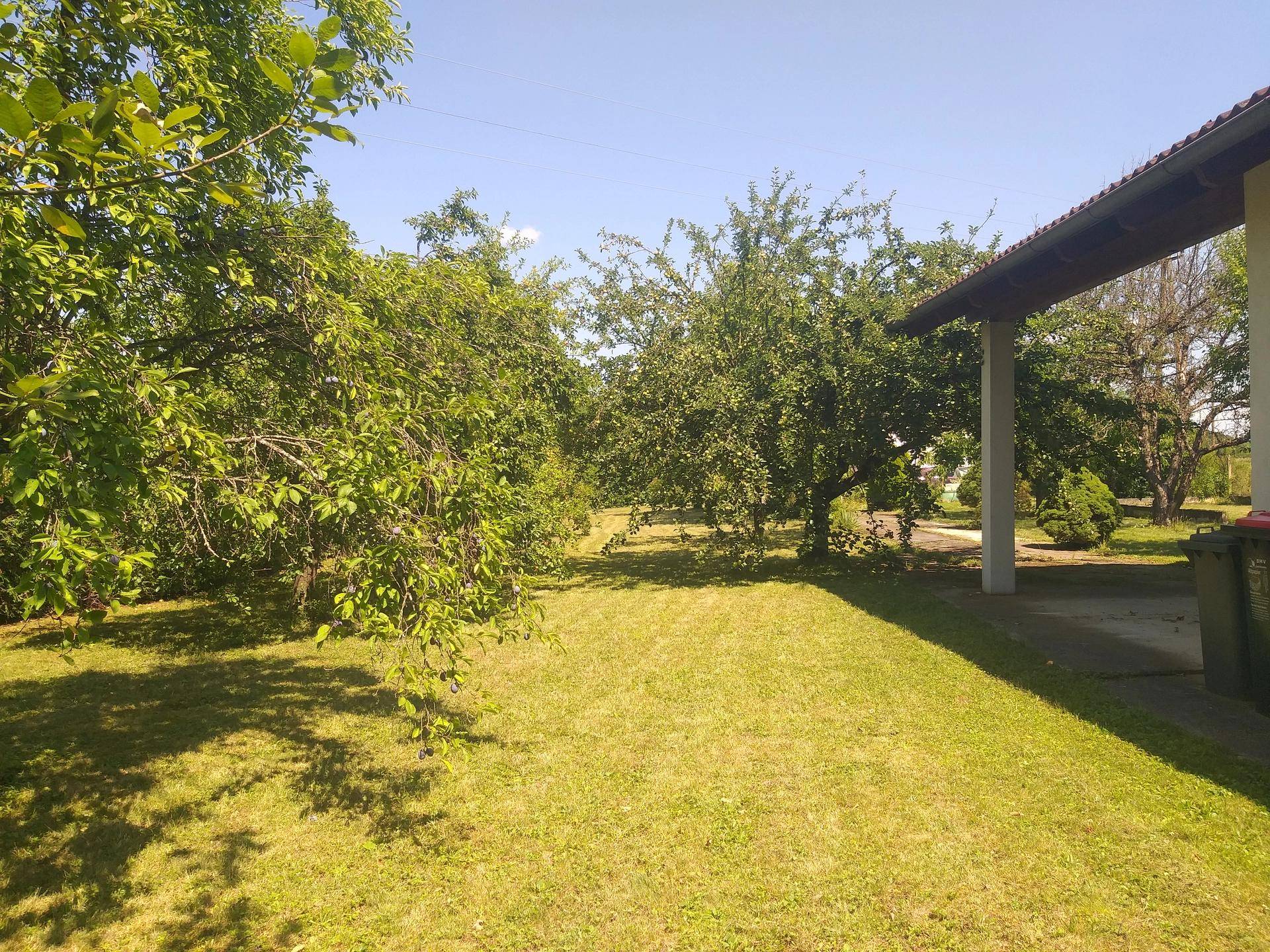 Nebengebäude mit Garten