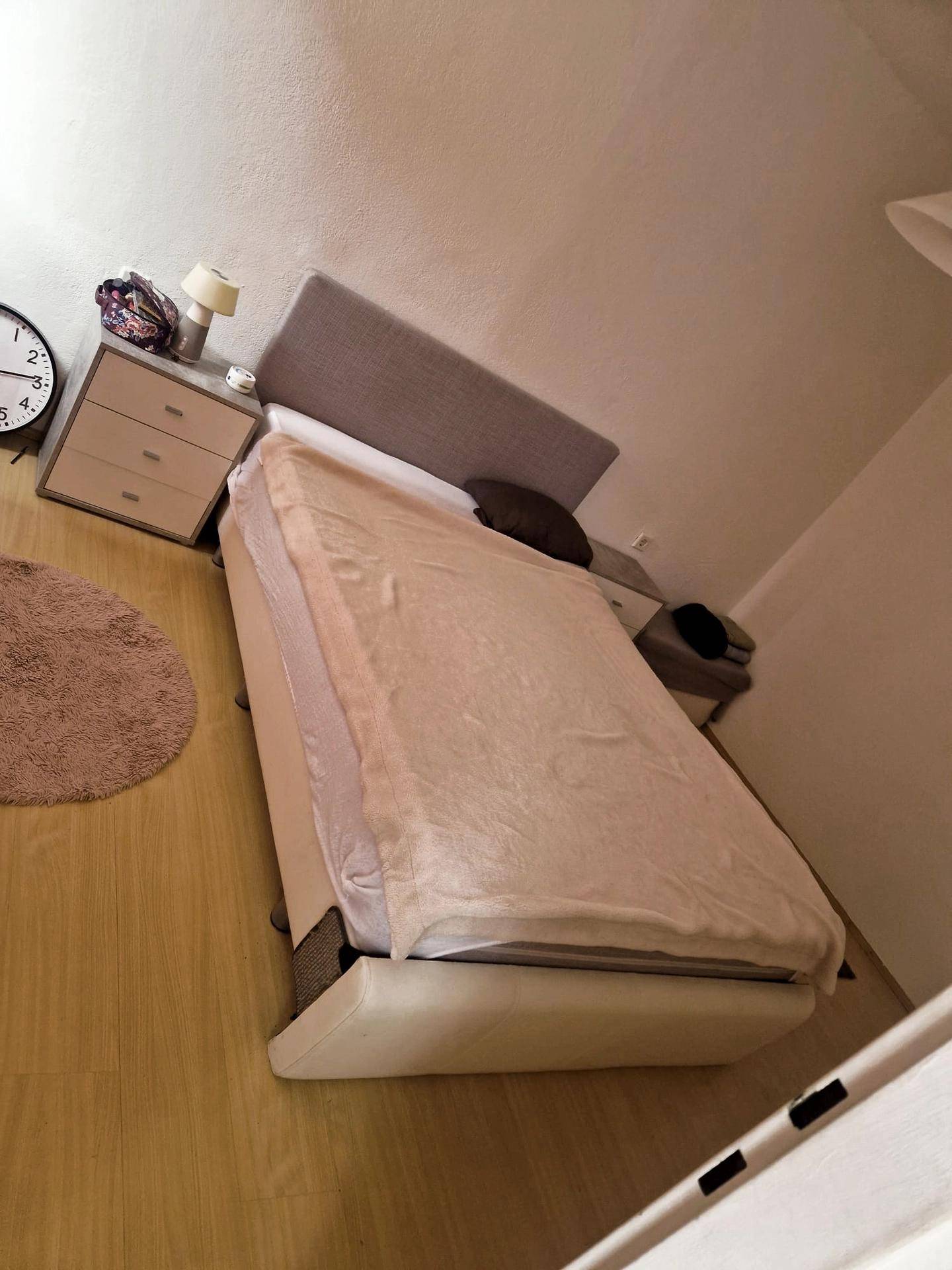 Schlaffzimmer_Bett.JPG