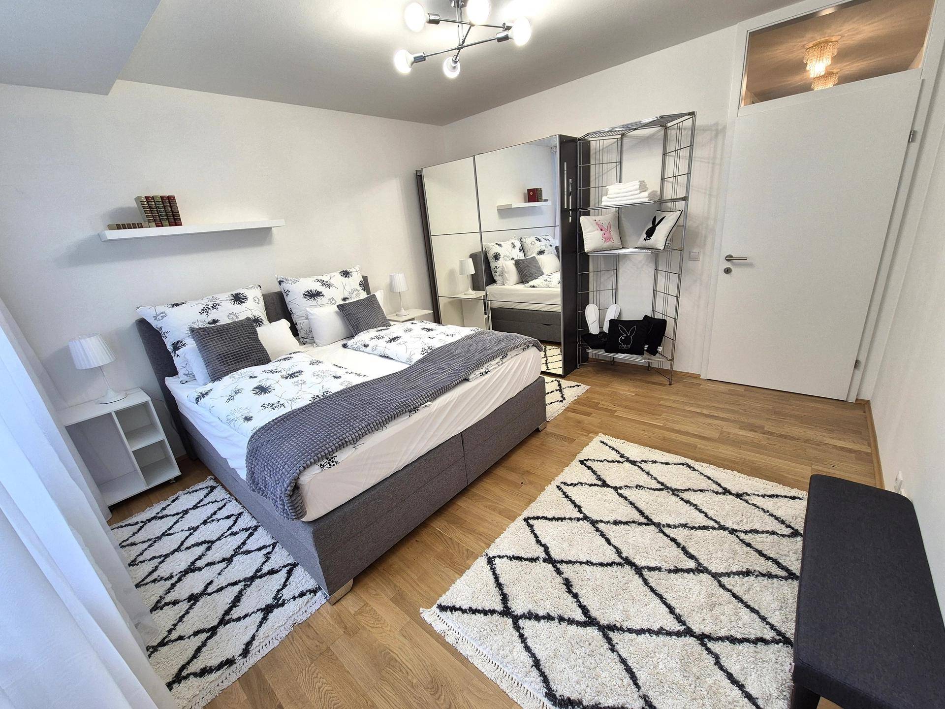 Schlafzimmer mit Spiegelschrank