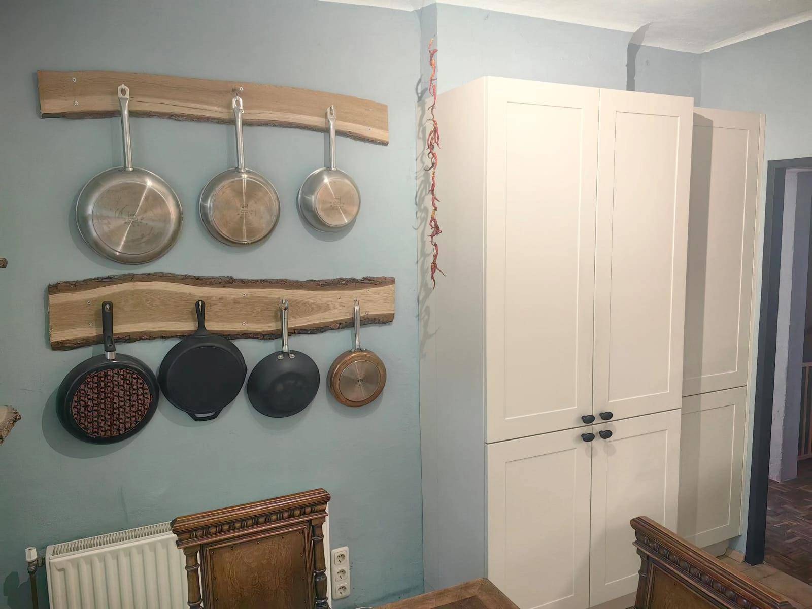 Badezimmer mit Badewanne, modernem Waschtisch und Spiegelschrank.
