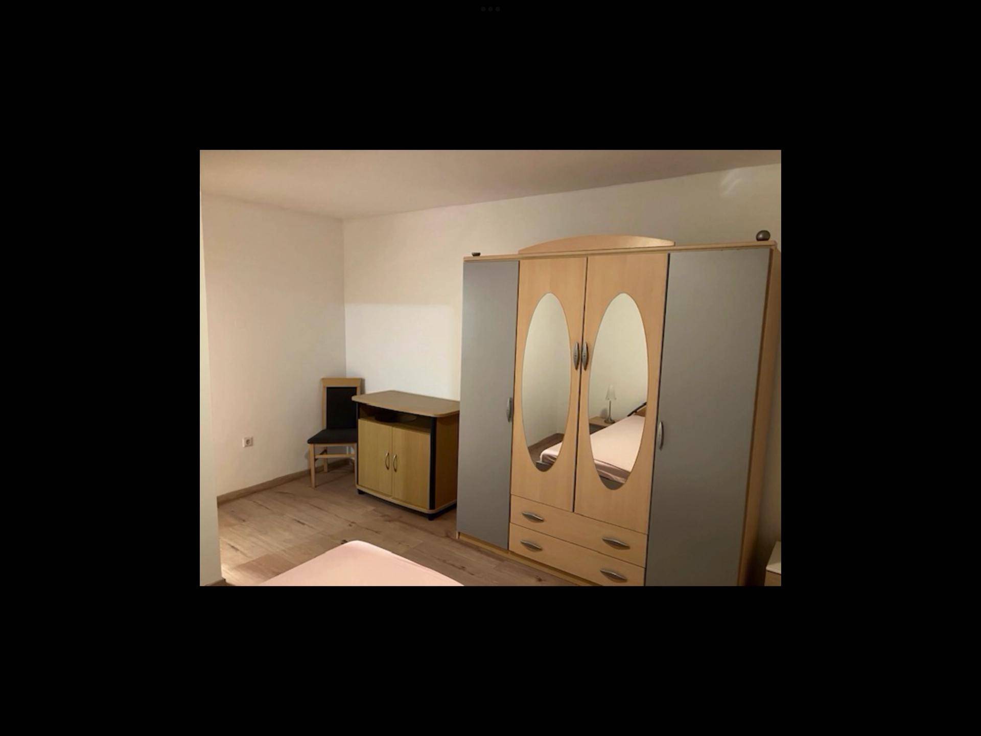 Kleines WC mit Fliesen, Toilette und Fenster für natürliche Belüftung.