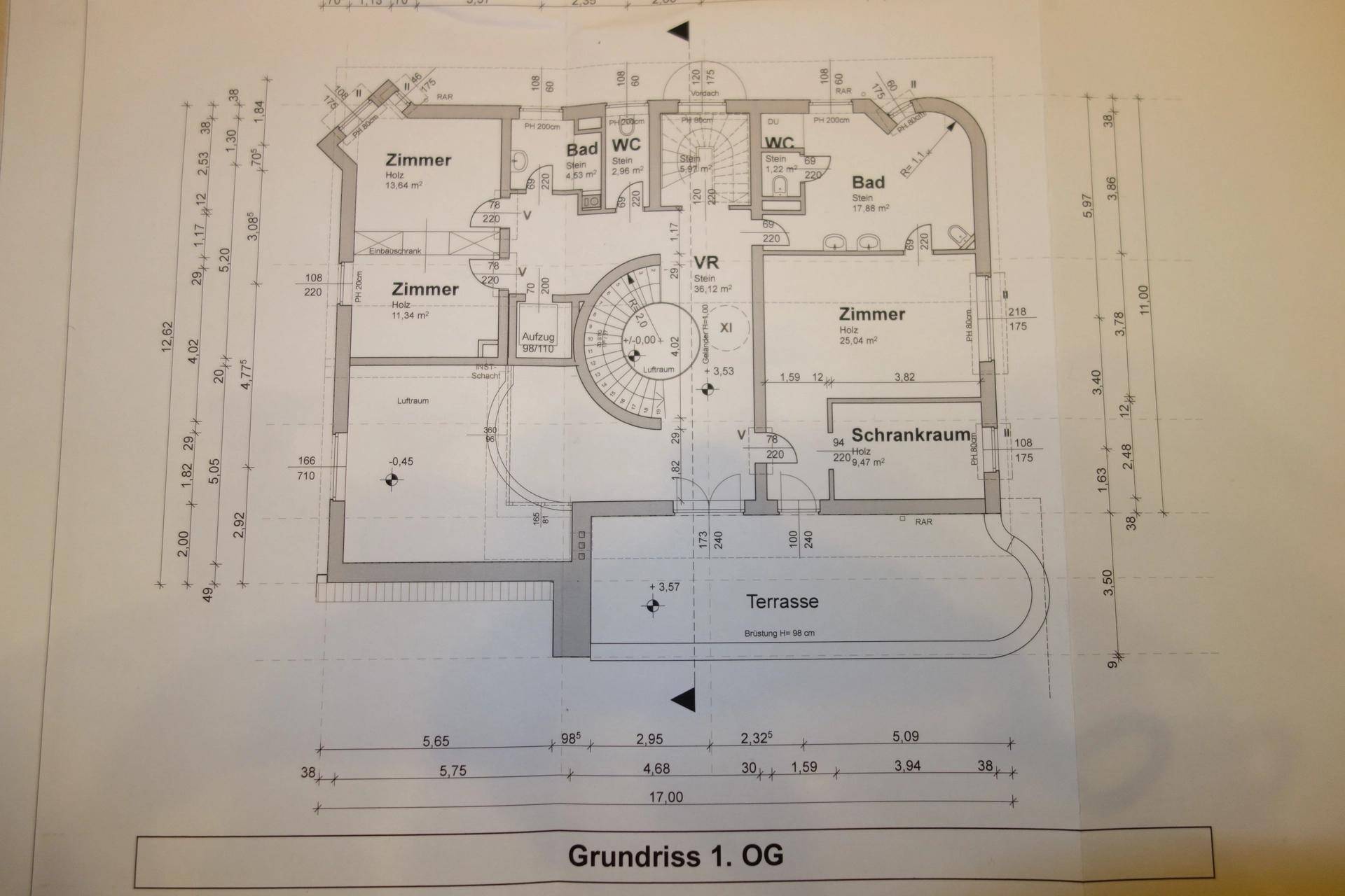 Grundriss des ersten Obergeschosses mit Schlafzimmern, Bädern und Schrankraum.