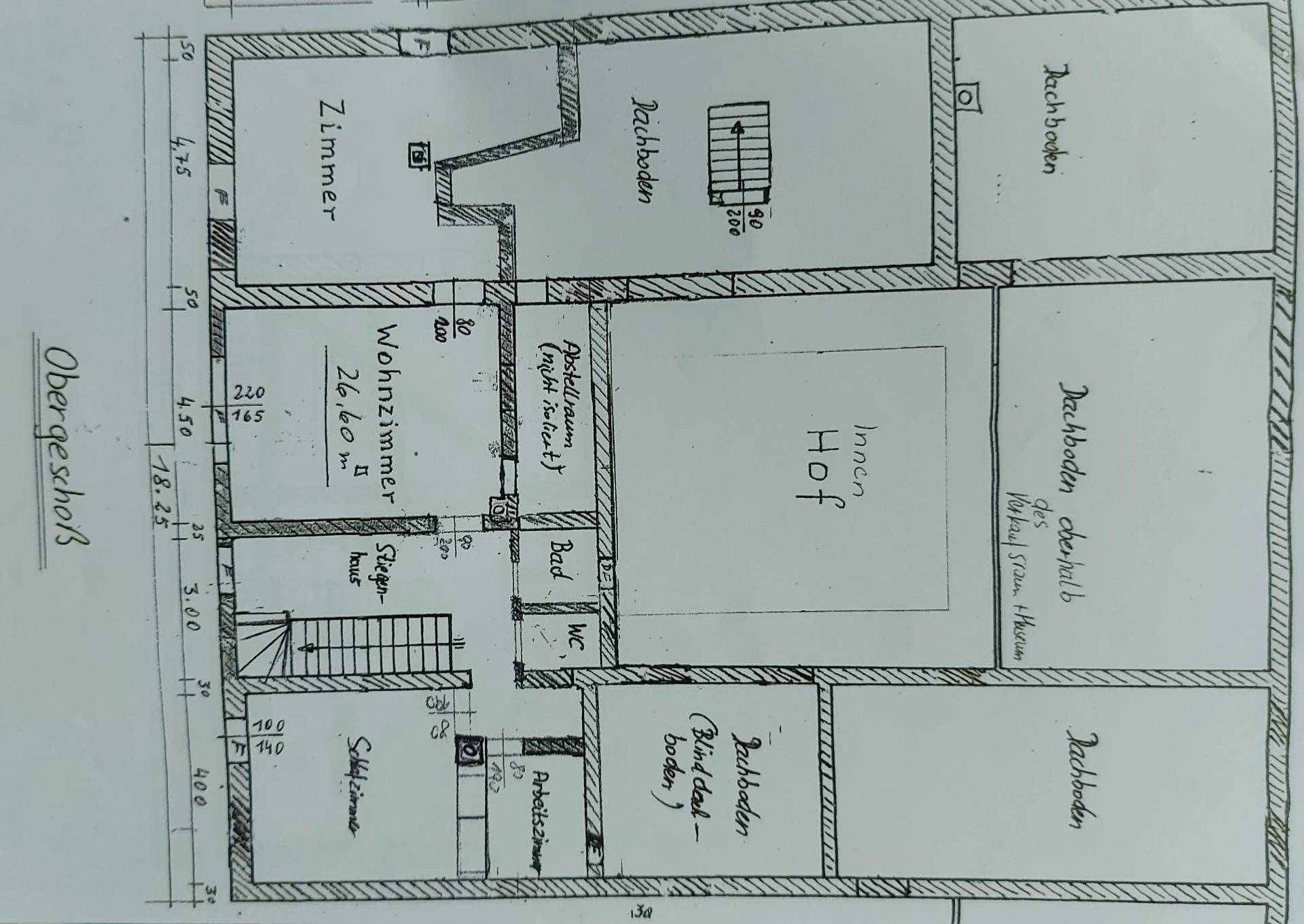 Grundriss des Obergeschosses mit Zimmern, großem Wohnzimmer und Dachbodenbereichen für Stauraum.