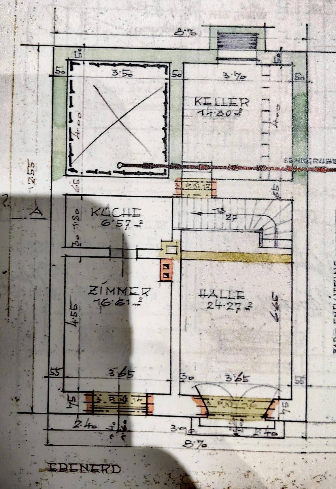 Grundriss des Erdgeschosses mit Küche, Zimmer, Halle und Kellerzugang.