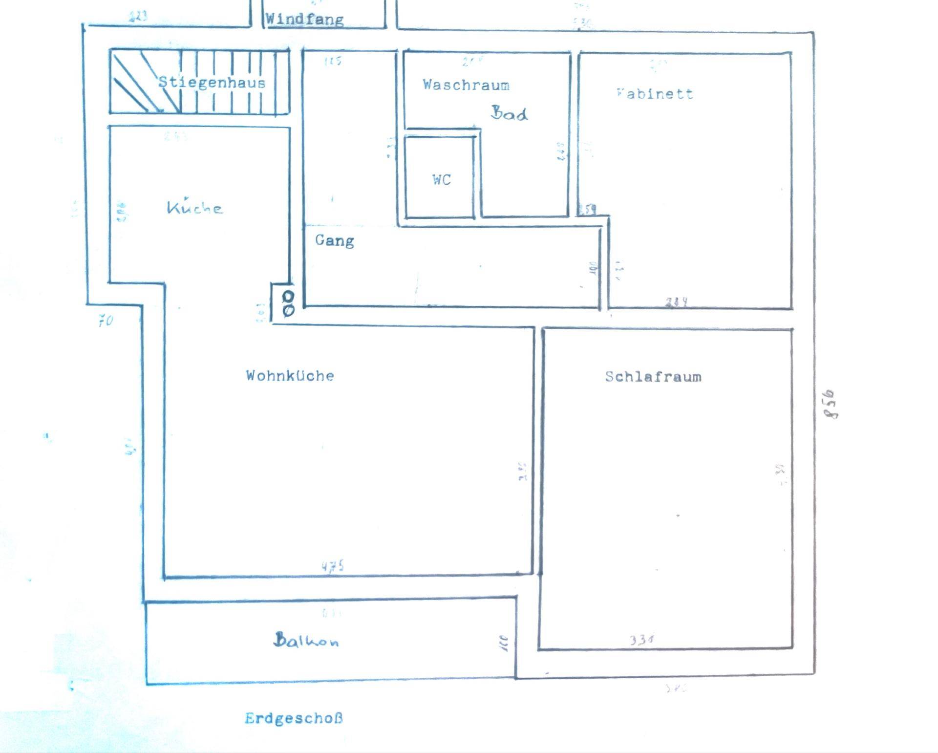 Grundriss des Erdgeschosses mit Küche, Wohnküche, Schlafzimmer, Bad, WC und Balkon.