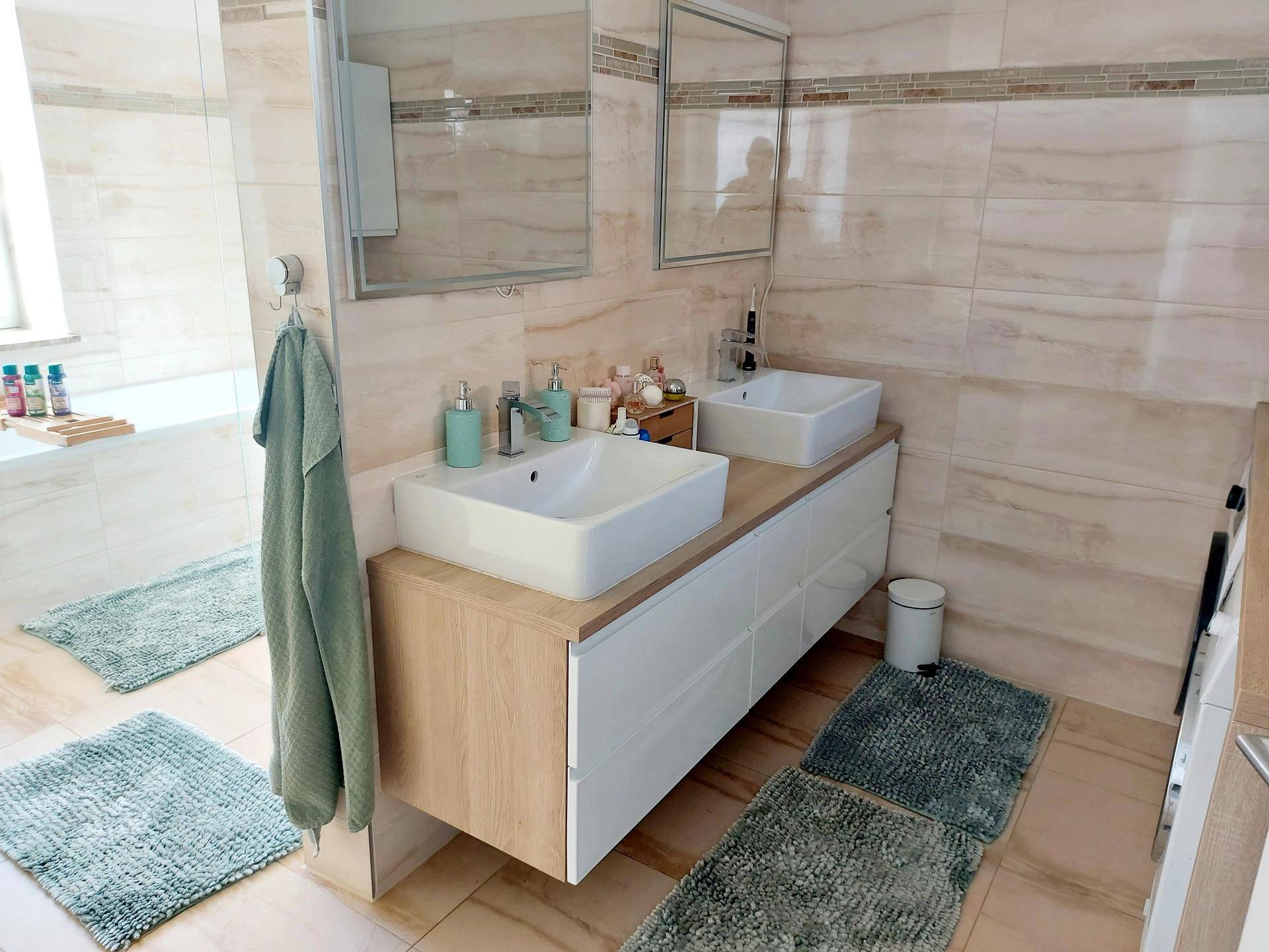 Elegantes Badezimmer mit Doppelwaschbecken, großem Spiegel und modernen Armaturen.