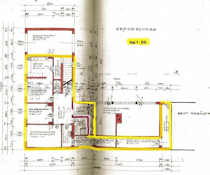 Grundriss des Erdgeschosses mit Küche, Wohnzimmer und weiteren Räumen.
