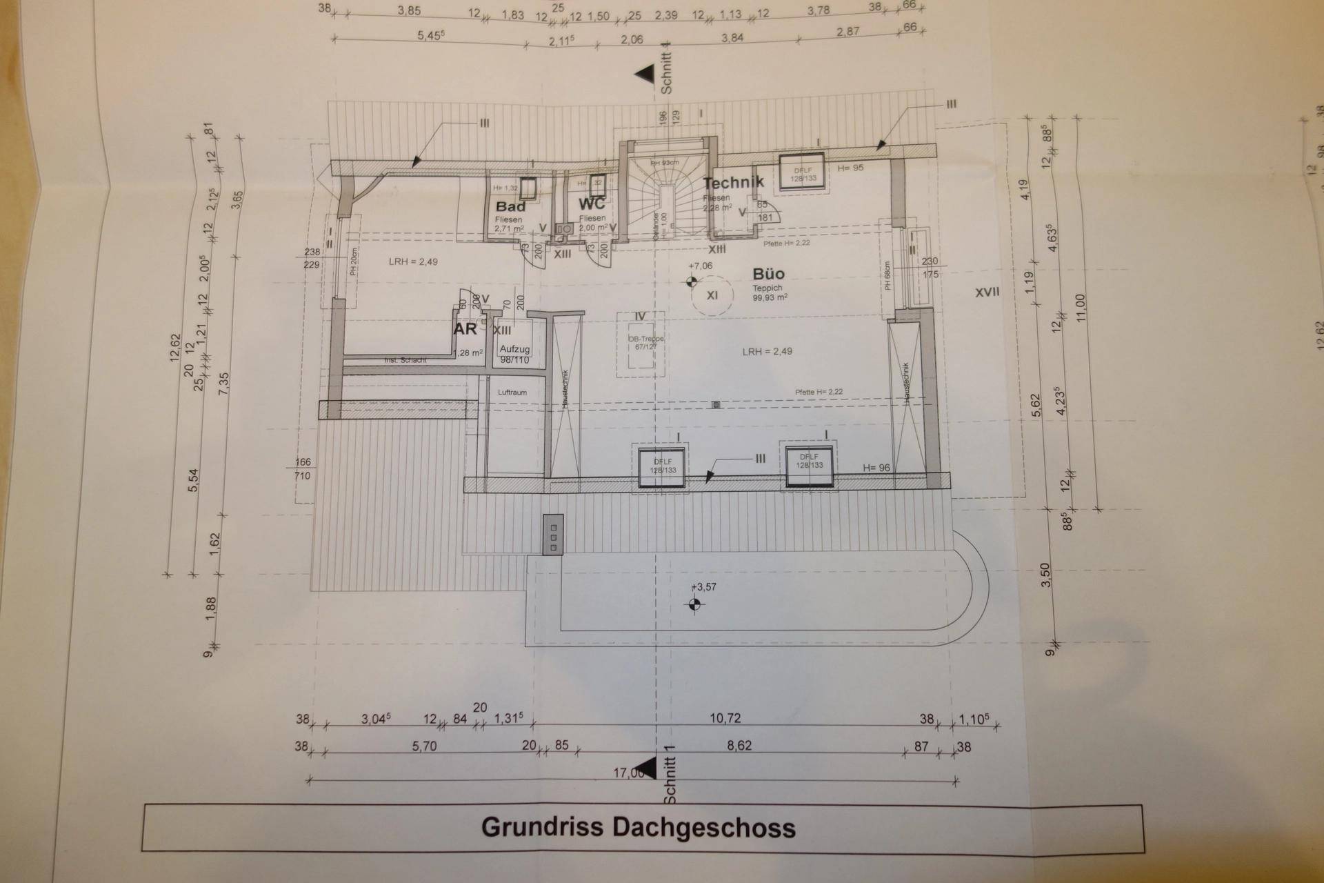 Grundriss des Dachgeschosses mit Büro, Bad und Technikraum unter Schrägdach.