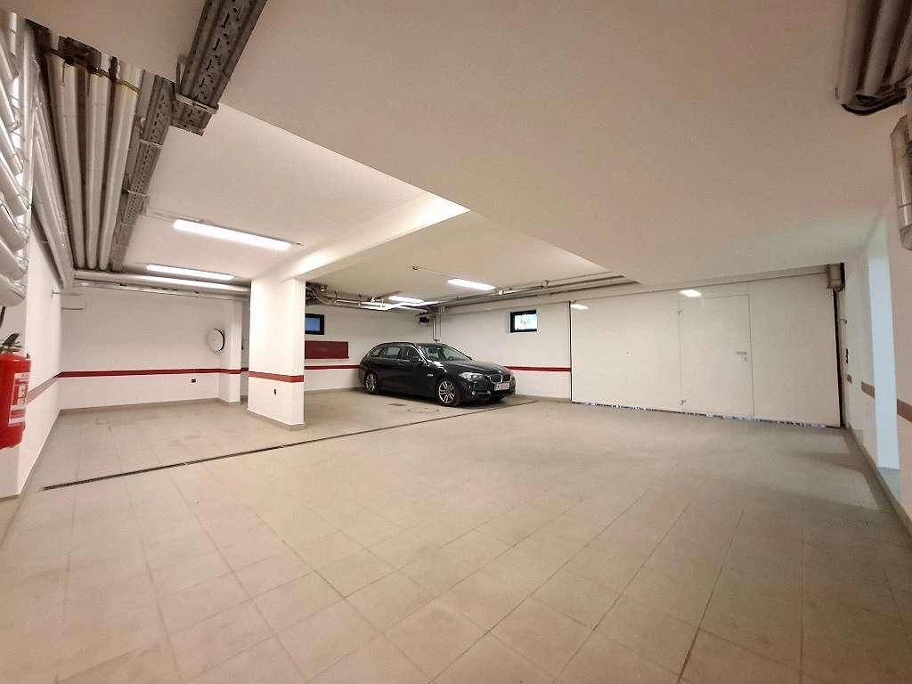 Große Tiefgarage mit ausreichend Platz für mehrere Autos und einfachem Zugang.