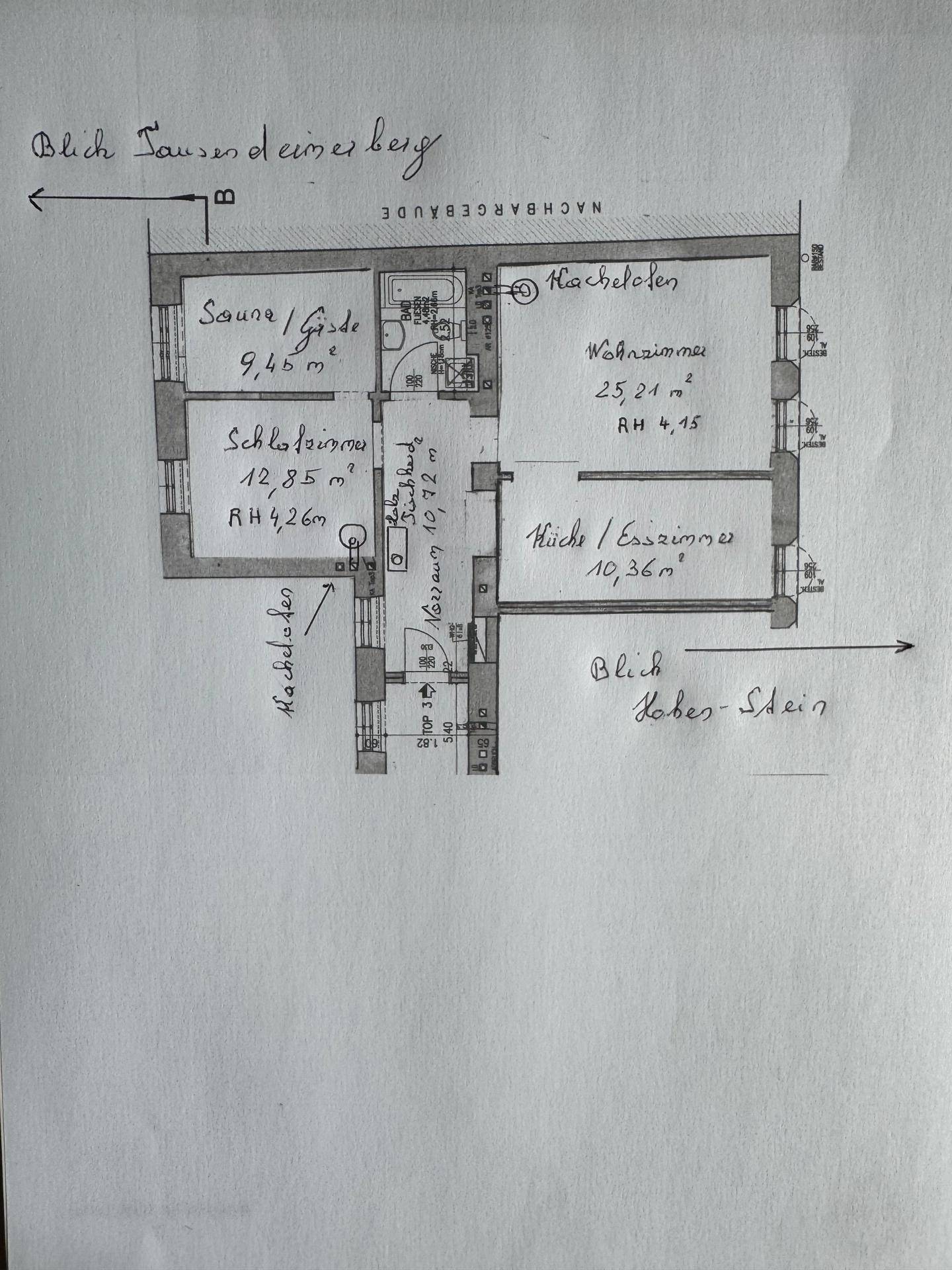 Grundrissplan mit Wohnzimmer, Schlafzimmer, Küche/Esszimmer und Sauna, inklusive Kachelofen und hohen Decken.
