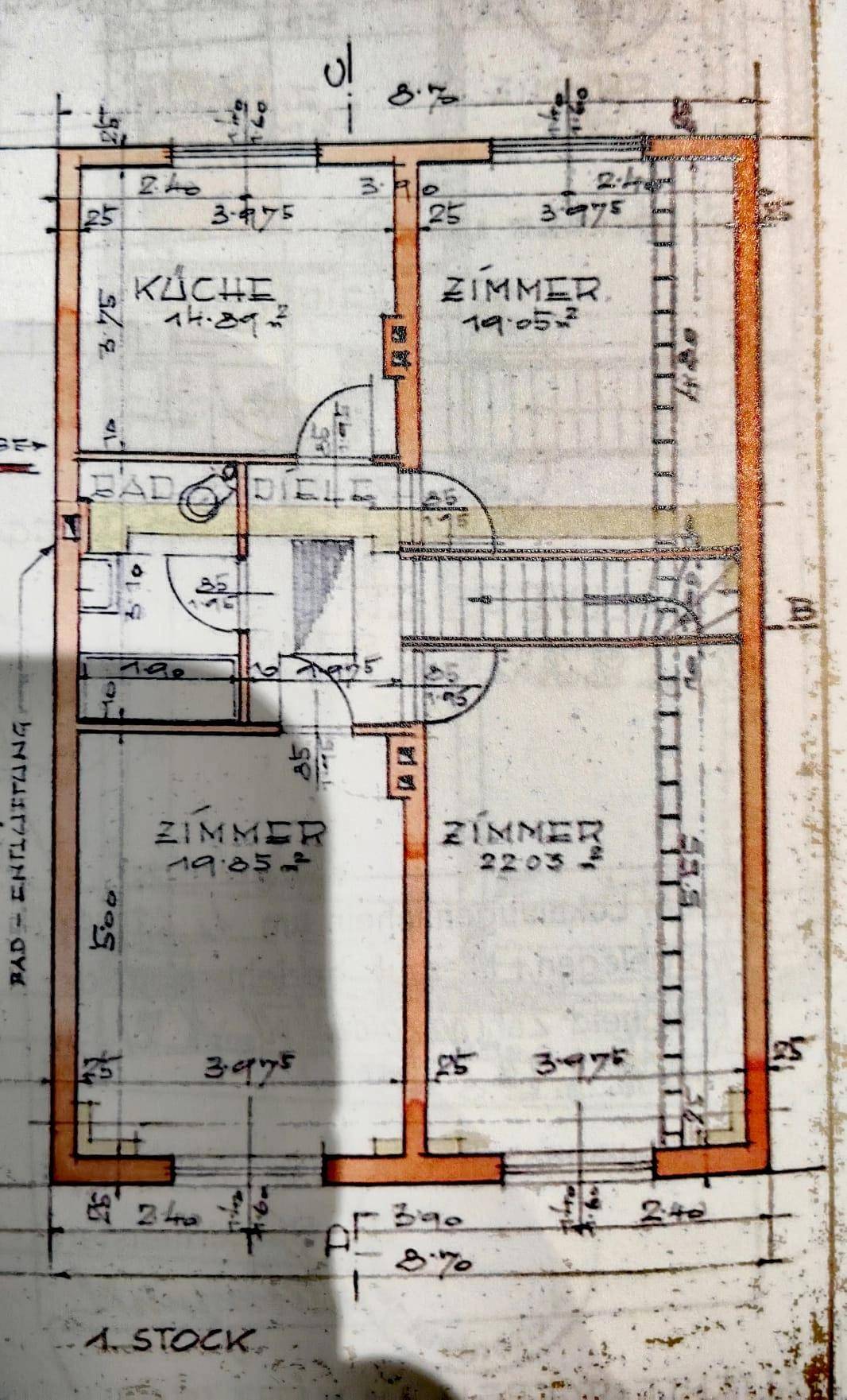 Grundriss des ersten Stocks mit Küche, Bad, Diele und drei Zimmern.