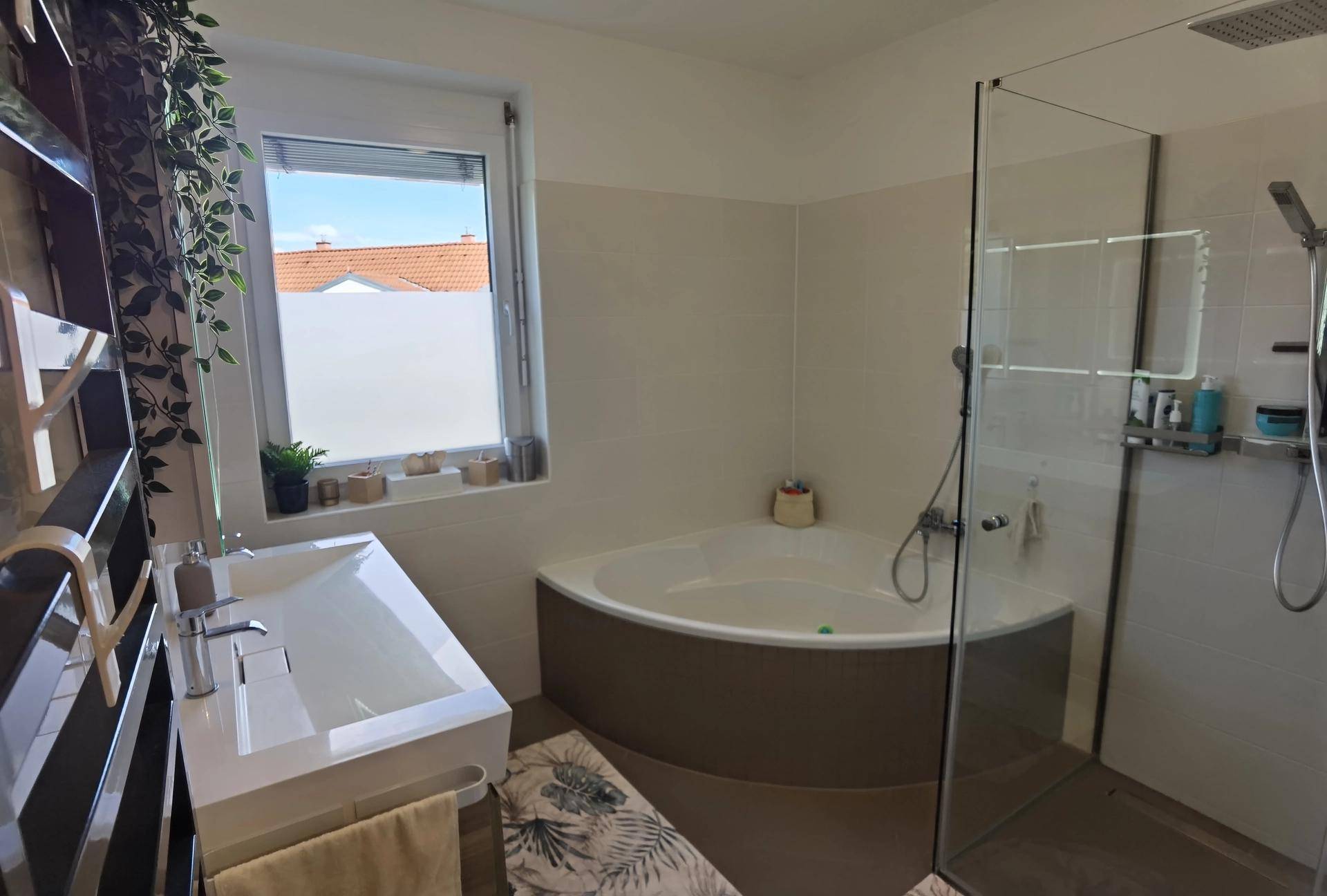 Badezimmer 1. DG