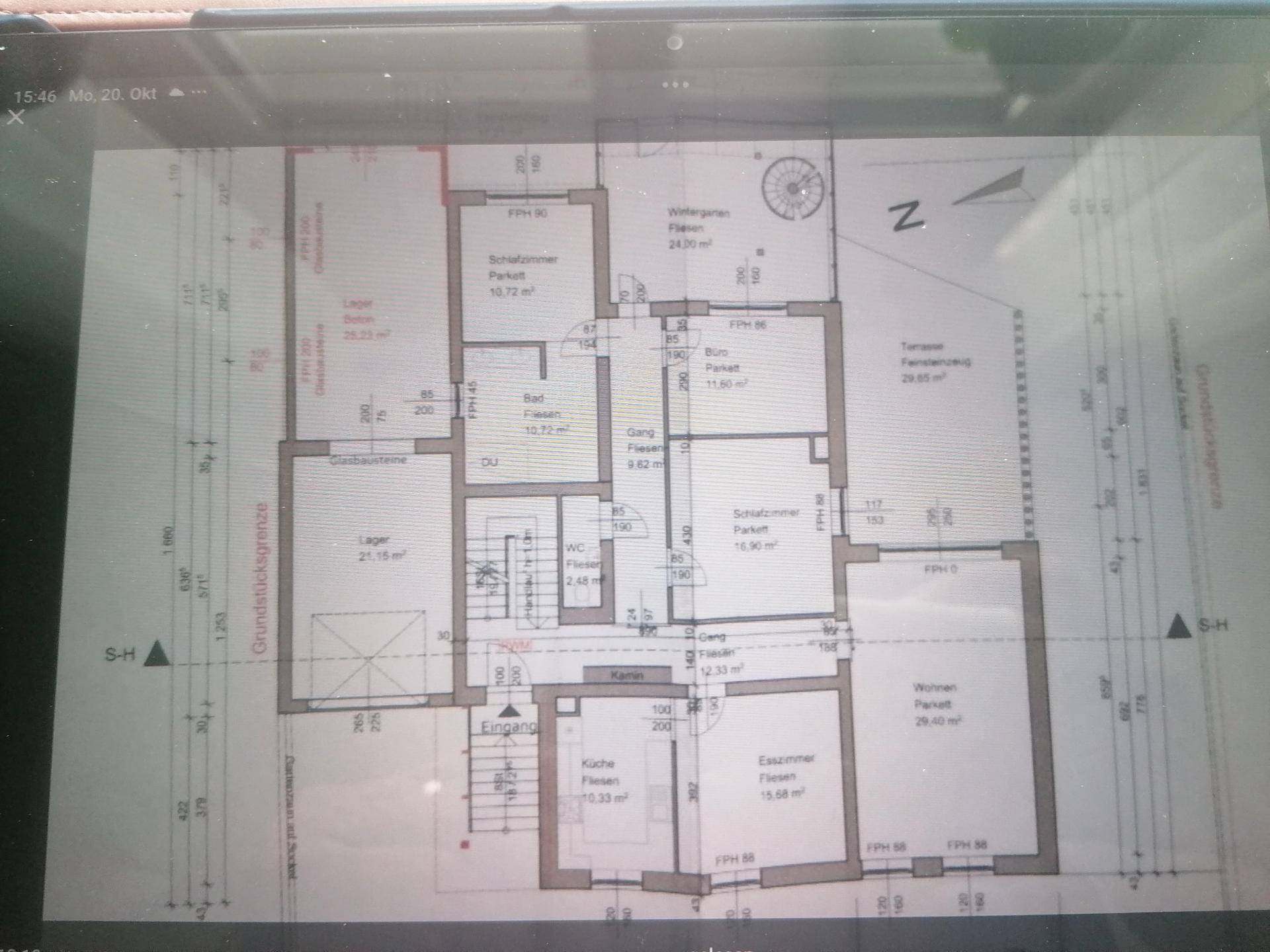 Grundrissplan des Erdgeschosses mit offener Küche, Essbereich, Wohnzimmer und Wintergarten.